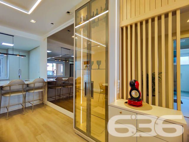 Descubra o prazer de viver em um espaço onde luxo e conforto se encontram perfeitamente integrados em um design moderno e sofisticado. Situada em Balneário Barra do Sul - SC, esta residência térrea padrão não apenas impressiona, mas também convida a um estilo de vida excepcionalmente tranquilo e repleto de conveniências.

Elegância e Conforto que Impressionam

Ao entrar nesta magnífica residência de 308 m², você será saudado por um ambiente amplo e bem iluminado, onde a sala de estar e jantar se apresentam com um layout aberto, propiciando um espaço perfeito para receber amigos e familiares. A cozinha gourmet, com móveis planejados e uma ilha central, é um verdadeiro convite para momentos de culinária e convívio.

Detalhes que Encantam

A casa está completamente mobiliada com móveis de alta qualidade e embutidos, incluindo uma suíte com closet e um home office equipado para garantir todo o conforto necessário para trabalhar em casa. A suíte principal oferece uma atmosfera de tranquilidade e luxo, com uma decoração que mescla tons suaves e iluminação planejada para criar um ambiente acolhedor.

Lazer e Exclusividade

Externamente, a residência se destaca com uma área de lazer invejável, apresentando uma piscina de borda infinita e um pergolado que proporciona uma vista deslumbrante dos fundos que dão para o rio, onde se encontra um píer privativo para atracação de embarcações. A área de festas gourmet, completa com churrasqueira, é ideal para desfrutar de momentos memoráveis ao ar livre.

Segurança e Localização

Situada em uma rua pavimentada no centro de Balneário Barra do Sul, a segurança é priorizada com sistemas de alarme e vigilância eletrônica. A proximidade do mar, escolas, hospitais e serviços essenciais faz desta localização a escolha perfeita para quem busca praticidade e qualidade de vida.

Esta residência é uma obra-prima que combina luxo, design sofisticado e uma localização privilegiada para oferecer um estilo de vida incomparável. Perfeita para quem busca exclusividade e privacidade, ela está pronta para receber você e sua família. Não perca a oportunidade de conhecer o seu novo lar dos sonhos em Balneário Barra do Sul. Entre em contato com a 636 Negócios Imobiliários e agende sua visita hoje mesmo!
 
636 NEGÓCIOS IMOBILIÁRIOS: A SUA MELHOR ESCOLHA
Com mais de 30 anos de experiência, a 636 Negócios Imobiliários é sua parceira ideal para encontrar o imóvel perfeito. Estamos prontos para ajudá-lo a fazer deste imóvel o seu novo lar.
 
Telefone: (47) 3451-0636
WhatsApp: (47) 99190-0636
 
Não perca esta oportunidade única. Visite nosso site para mais informações: i636.com.br
