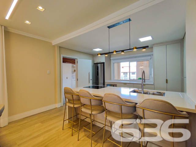 Descubra o prazer de viver em um espaço onde luxo e conforto se encontram perfeitamente integrados em um design moderno e sofisticado. Situada em Balneário Barra do Sul - SC, esta residência térrea padrão não apenas impressiona, mas também convida a um estilo de vida excepcionalmente tranquilo e repleto de conveniências.

Elegância e Conforto que Impressionam

Ao entrar nesta magnífica residência de 308 m², você será saudado por um ambiente amplo e bem iluminado, onde a sala de estar e jantar se apresentam com um layout aberto, propiciando um espaço perfeito para receber amigos e familiares. A cozinha gourmet, com móveis planejados e uma ilha central, é um verdadeiro convite para momentos de culinária e convívio.

Detalhes que Encantam

A casa está completamente mobiliada com móveis de alta qualidade e embutidos, incluindo uma suíte com closet e um home office equipado para garantir todo o conforto necessário para trabalhar em casa. A suíte principal oferece uma atmosfera de tranquilidade e luxo, com uma decoração que mescla tons suaves e iluminação planejada para criar um ambiente acolhedor.

Lazer e Exclusividade

Externamente, a residência se destaca com uma área de lazer invejável, apresentando uma piscina de borda infinita e um pergolado que proporciona uma vista deslumbrante dos fundos que dão para o rio, onde se encontra um píer privativo para atracação de embarcações. A área de festas gourmet, completa com churrasqueira, é ideal para desfrutar de momentos memoráveis ao ar livre.

Segurança e Localização

Situada em uma rua pavimentada no centro de Balneário Barra do Sul, a segurança é priorizada com sistemas de alarme e vigilância eletrônica. A proximidade do mar, escolas, hospitais e serviços essenciais faz desta localização a escolha perfeita para quem busca praticidade e qualidade de vida.

Esta residência é uma obra-prima que combina luxo, design sofisticado e uma localização privilegiada para oferecer um estilo de vida incomparável. Perfeita para quem busca exclusividade e privacidade, ela está pronta para receber você e sua família. Não perca a oportunidade de conhecer o seu novo lar dos sonhos em Balneário Barra do Sul. Entre em contato com a 636 Negócios Imobiliários e agende sua visita hoje mesmo!
 
636 NEGÓCIOS IMOBILIÁRIOS: A SUA MELHOR ESCOLHA
Com mais de 30 anos de experiência, a 636 Negócios Imobiliários é sua parceira ideal para encontrar o imóvel perfeito. Estamos prontos para ajudá-lo a fazer deste imóvel o seu novo lar.
 
Telefone: (47) 3451-0636
WhatsApp: (47) 99190-0636
 
Não perca esta oportunidade única. Visite nosso site para mais informações: i636.com.br