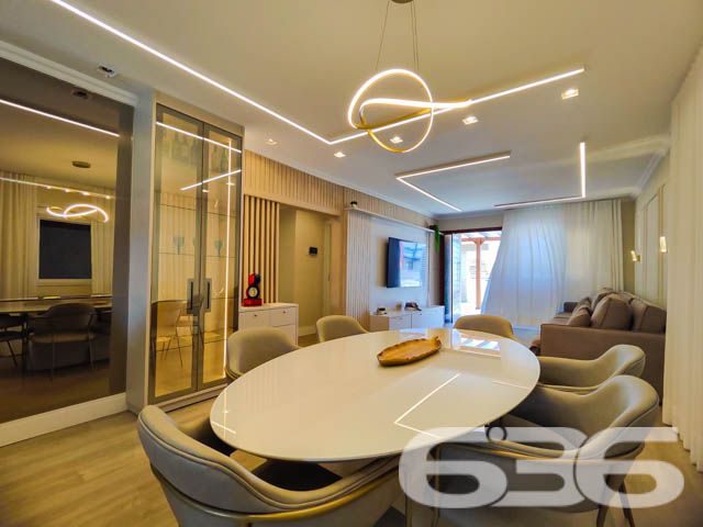 Descubra o prazer de viver em um espaço onde luxo e conforto se encontram perfeitamente integrados em um design moderno e sofisticado. Situada em Balneário Barra do Sul - SC, esta residência térrea padrão não apenas impressiona, mas também convida a um estilo de vida excepcionalmente tranquilo e repleto de conveniências.

Elegância e Conforto que Impressionam

Ao entrar nesta magnífica residência de 308 m², você será saudado por um ambiente amplo e bem iluminado, onde a sala de estar e jantar se apresentam com um layout aberto, propiciando um espaço perfeito para receber amigos e familiares. A cozinha gourmet, com móveis planejados e uma ilha central, é um verdadeiro convite para momentos de culinária e convívio.

Detalhes que Encantam

A casa está completamente mobiliada com móveis de alta qualidade e embutidos, incluindo uma suíte com closet e um home office equipado para garantir todo o conforto necessário para trabalhar em casa. A suíte principal oferece uma atmosfera de tranquilidade e luxo, com uma decoração que mescla tons suaves e iluminação planejada para criar um ambiente acolhedor.

Lazer e Exclusividade

Externamente, a residência se destaca com uma área de lazer invejável, apresentando uma piscina de borda infinita e um pergolado que proporciona uma vista deslumbrante dos fundos que dão para o rio, onde se encontra um píer privativo para atracação de embarcações. A área de festas gourmet, completa com churrasqueira, é ideal para desfrutar de momentos memoráveis ao ar livre.

Segurança e Localização

Situada em uma rua pavimentada no centro de Balneário Barra do Sul, a segurança é priorizada com sistemas de alarme e vigilância eletrônica. A proximidade do mar, escolas, hospitais e serviços essenciais faz desta localização a escolha perfeita para quem busca praticidade e qualidade de vida.

Esta residência é uma obra-prima que combina luxo, design sofisticado e uma localização privilegiada para oferecer um estilo de vida incomparável. Perfeita para quem busca exclusividade e privacidade, ela está pronta para receber você e sua família. Não perca a oportunidade de conhecer o seu novo lar dos sonhos em Balneário Barra do Sul. Entre em contato com a 636 Negócios Imobiliários e agende sua visita hoje mesmo!
 
636 NEGÓCIOS IMOBILIÁRIOS: A SUA MELHOR ESCOLHA
Com mais de 30 anos de experiência, a 636 Negócios Imobiliários é sua parceira ideal para encontrar o imóvel perfeito. Estamos prontos para ajudá-lo a fazer deste imóvel o seu novo lar.
 
Telefone: (47) 3451-0636
WhatsApp: (47) 99190-0636
 
Não perca esta oportunidade única. Visite nosso site para mais informações: i636.com.br