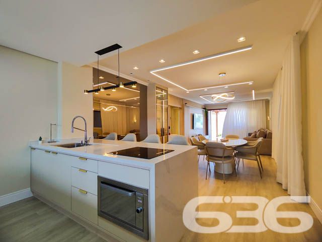 Descubra o prazer de viver em um espaço onde luxo e conforto se encontram perfeitamente integrados em um design moderno e sofisticado. Situada em Balneário Barra do Sul - SC, esta residência térrea padrão não apenas impressiona, mas também convida a um estilo de vida excepcionalmente tranquilo e repleto de conveniências.

Elegância e Conforto que Impressionam

Ao entrar nesta magnífica residência de 308 m², você será saudado por um ambiente amplo e bem iluminado, onde a sala de estar e jantar se apresentam com um layout aberto, propiciando um espaço perfeito para receber amigos e familiares. A cozinha gourmet, com móveis planejados e uma ilha central, é um verdadeiro convite para momentos de culinária e convívio.

Detalhes que Encantam

A casa está completamente mobiliada com móveis de alta qualidade e embutidos, incluindo uma suíte com closet e um home office equipado para garantir todo o conforto necessário para trabalhar em casa. A suíte principal oferece uma atmosfera de tranquilidade e luxo, com uma decoração que mescla tons suaves e iluminação planejada para criar um ambiente acolhedor.

Lazer e Exclusividade

Externamente, a residência se destaca com uma área de lazer invejável, apresentando uma piscina de borda infinita e um pergolado que proporciona uma vista deslumbrante dos fundos que dão para o rio, onde se encontra um píer privativo para atracação de embarcações. A área de festas gourmet, completa com churrasqueira, é ideal para desfrutar de momentos memoráveis ao ar livre.

Segurança e Localização

Situada em uma rua pavimentada no centro de Balneário Barra do Sul, a segurança é priorizada com sistemas de alarme e vigilância eletrônica. A proximidade do mar, escolas, hospitais e serviços essenciais faz desta localização a escolha perfeita para quem busca praticidade e qualidade de vida.

Esta residência é uma obra-prima que combina luxo, design sofisticado e uma localização privilegiada para oferecer um estilo de vida incomparável. Perfeita para quem busca exclusividade e privacidade, ela está pronta para receber você e sua família. Não perca a oportunidade de conhecer o seu novo lar dos sonhos em Balneário Barra do Sul. Entre em contato com a 636 Negócios Imobiliários e agende sua visita hoje mesmo!
 
636 NEGÓCIOS IMOBILIÁRIOS: A SUA MELHOR ESCOLHA
Com mais de 30 anos de experiência, a 636 Negócios Imobiliários é sua parceira ideal para encontrar o imóvel perfeito. Estamos prontos para ajudá-lo a fazer deste imóvel o seu novo lar.
 
Telefone: (47) 3451-0636
WhatsApp: (47) 99190-0636
 
Não perca esta oportunidade única. Visite nosso site para mais informações: i636.com.br