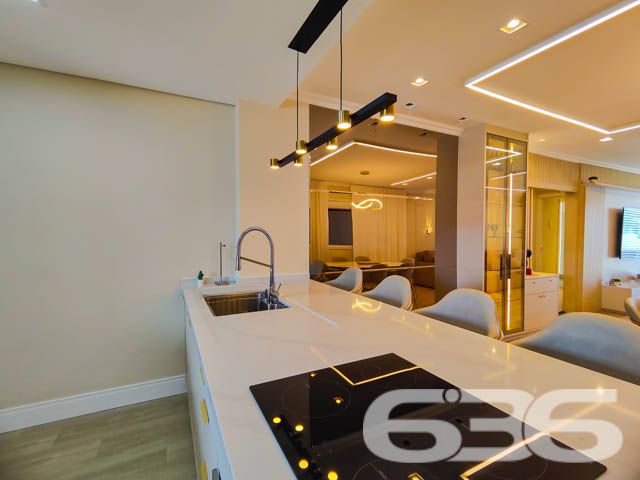 Descubra o prazer de viver em um espaço onde luxo e conforto se encontram perfeitamente integrados em um design moderno e sofisticado. Situada em Balneário Barra do Sul - SC, esta residência térrea padrão não apenas impressiona, mas também convida a um estilo de vida excepcionalmente tranquilo e repleto de conveniências.

Elegância e Conforto que Impressionam

Ao entrar nesta magnífica residência de 308 m², você será saudado por um ambiente amplo e bem iluminado, onde a sala de estar e jantar se apresentam com um layout aberto, propiciando um espaço perfeito para receber amigos e familiares. A cozinha gourmet, com móveis planejados e uma ilha central, é um verdadeiro convite para momentos de culinária e convívio.

Detalhes que Encantam

A casa está completamente mobiliada com móveis de alta qualidade e embutidos, incluindo uma suíte com closet e um home office equipado para garantir todo o conforto necessário para trabalhar em casa. A suíte principal oferece uma atmosfera de tranquilidade e luxo, com uma decoração que mescla tons suaves e iluminação planejada para criar um ambiente acolhedor.

Lazer e Exclusividade

Externamente, a residência se destaca com uma área de lazer invejável, apresentando uma piscina de borda infinita e um pergolado que proporciona uma vista deslumbrante dos fundos que dão para o rio, onde se encontra um píer privativo para atracação de embarcações. A área de festas gourmet, completa com churrasqueira, é ideal para desfrutar de momentos memoráveis ao ar livre.

Segurança e Localização

Situada em uma rua pavimentada no centro de Balneário Barra do Sul, a segurança é priorizada com sistemas de alarme e vigilância eletrônica. A proximidade do mar, escolas, hospitais e serviços essenciais faz desta localização a escolha perfeita para quem busca praticidade e qualidade de vida.

Esta residência é uma obra-prima que combina luxo, design sofisticado e uma localização privilegiada para oferecer um estilo de vida incomparável. Perfeita para quem busca exclusividade e privacidade, ela está pronta para receber você e sua família. Não perca a oportunidade de conhecer o seu novo lar dos sonhos em Balneário Barra do Sul. Entre em contato com a 636 Negócios Imobiliários e agende sua visita hoje mesmo!
 
636 NEGÓCIOS IMOBILIÁRIOS: A SUA MELHOR ESCOLHA
Com mais de 30 anos de experiência, a 636 Negócios Imobiliários é sua parceira ideal para encontrar o imóvel perfeito. Estamos prontos para ajudá-lo a fazer deste imóvel o seu novo lar.
 
Telefone: (47) 3451-0636
WhatsApp: (47) 99190-0636
 
Não perca esta oportunidade única. Visite nosso site para mais informações: i636.com.br
