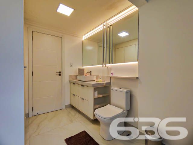 Descubra o prazer de viver em um espaço onde luxo e conforto se encontram perfeitamente integrados em um design moderno e sofisticado. Situada em Balneário Barra do Sul - SC, esta residência térrea padrão não apenas impressiona, mas também convida a um estilo de vida excepcionalmente tranquilo e repleto de conveniências.

Elegância e Conforto que Impressionam

Ao entrar nesta magnífica residência de 308 m², você será saudado por um ambiente amplo e bem iluminado, onde a sala de estar e jantar se apresentam com um layout aberto, propiciando um espaço perfeito para receber amigos e familiares. A cozinha gourmet, com móveis planejados e uma ilha central, é um verdadeiro convite para momentos de culinária e convívio.

Detalhes que Encantam

A casa está completamente mobiliada com móveis de alta qualidade e embutidos, incluindo uma suíte com closet e um home office equipado para garantir todo o conforto necessário para trabalhar em casa. A suíte principal oferece uma atmosfera de tranquilidade e luxo, com uma decoração que mescla tons suaves e iluminação planejada para criar um ambiente acolhedor.

Lazer e Exclusividade

Externamente, a residência se destaca com uma área de lazer invejável, apresentando uma piscina de borda infinita e um pergolado que proporciona uma vista deslumbrante dos fundos que dão para o rio, onde se encontra um píer privativo para atracação de embarcações. A área de festas gourmet, completa com churrasqueira, é ideal para desfrutar de momentos memoráveis ao ar livre.

Segurança e Localização

Situada em uma rua pavimentada no centro de Balneário Barra do Sul, a segurança é priorizada com sistemas de alarme e vigilância eletrônica. A proximidade do mar, escolas, hospitais e serviços essenciais faz desta localização a escolha perfeita para quem busca praticidade e qualidade de vida.

Esta residência é uma obra-prima que combina luxo, design sofisticado e uma localização privilegiada para oferecer um estilo de vida incomparável. Perfeita para quem busca exclusividade e privacidade, ela está pronta para receber você e sua família. Não perca a oportunidade de conhecer o seu novo lar dos sonhos em Balneário Barra do Sul. Entre em contato com a 636 Negócios Imobiliários e agende sua visita hoje mesmo!
 
636 NEGÓCIOS IMOBILIÁRIOS: A SUA MELHOR ESCOLHA
Com mais de 30 anos de experiência, a 636 Negócios Imobiliários é sua parceira ideal para encontrar o imóvel perfeito. Estamos prontos para ajudá-lo a fazer deste imóvel o seu novo lar.
 
Telefone: (47) 3451-0636
WhatsApp: (47) 99190-0636
 
Não perca esta oportunidade única. Visite nosso site para mais informações: i636.com.br