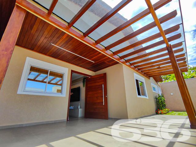 Descubra o prazer de viver em um espaço onde luxo e conforto se encontram perfeitamente integrados em um design moderno e sofisticado. Situada em Balneário Barra do Sul - SC, esta residência térrea padrão não apenas impressiona, mas também convida a um estilo de vida excepcionalmente tranquilo e repleto de conveniências.

Elegância e Conforto que Impressionam

Ao entrar nesta magnífica residência de 308 m², você será saudado por um ambiente amplo e bem iluminado, onde a sala de estar e jantar se apresentam com um layout aberto, propiciando um espaço perfeito para receber amigos e familiares. A cozinha gourmet, com móveis planejados e uma ilha central, é um verdadeiro convite para momentos de culinária e convívio.

Detalhes que Encantam

A casa está completamente mobiliada com móveis de alta qualidade e embutidos, incluindo uma suíte com closet e um home office equipado para garantir todo o conforto necessário para trabalhar em casa. A suíte principal oferece uma atmosfera de tranquilidade e luxo, com uma decoração que mescla tons suaves e iluminação planejada para criar um ambiente acolhedor.

Lazer e Exclusividade

Externamente, a residência se destaca com uma área de lazer invejável, apresentando uma piscina de borda infinita e um pergolado que proporciona uma vista deslumbrante dos fundos que dão para o rio, onde se encontra um píer privativo para atracação de embarcações. A área de festas gourmet, completa com churrasqueira, é ideal para desfrutar de momentos memoráveis ao ar livre.

Segurança e Localização

Situada em uma rua pavimentada no centro de Balneário Barra do Sul, a segurança é priorizada com sistemas de alarme e vigilância eletrônica. A proximidade do mar, escolas, hospitais e serviços essenciais faz desta localização a escolha perfeita para quem busca praticidade e qualidade de vida.

Esta residência é uma obra-prima que combina luxo, design sofisticado e uma localização privilegiada para oferecer um estilo de vida incomparável. Perfeita para quem busca exclusividade e privacidade, ela está pronta para receber você e sua família. Não perca a oportunidade de conhecer o seu novo lar dos sonhos em Balneário Barra do Sul. Entre em contato com a 636 Negócios Imobiliários e agende sua visita hoje mesmo!
 
636 NEGÓCIOS IMOBILIÁRIOS: A SUA MELHOR ESCOLHA
Com mais de 30 anos de experiência, a 636 Negócios Imobiliários é sua parceira ideal para encontrar o imóvel perfeito. Estamos prontos para ajudá-lo a fazer deste imóvel o seu novo lar.
 
Telefone: (47) 3451-0636
WhatsApp: (47) 99190-0636
 
Não perca esta oportunidade única. Visite nosso site para mais informações: i636.com.br