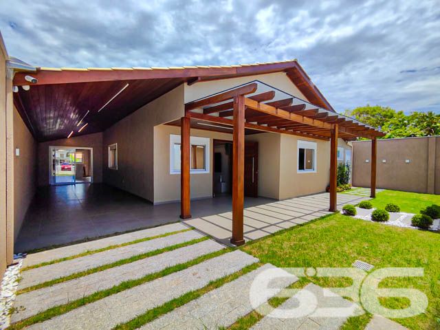 Descubra o prazer de viver em um espaço onde luxo e conforto se encontram perfeitamente integrados em um design moderno e sofisticado. Situada em Balneário Barra do Sul - SC, esta residência térrea padrão não apenas impressiona, mas também convida a um estilo de vida excepcionalmente tranquilo e repleto de conveniências.

Elegância e Conforto que Impressionam

Ao entrar nesta magnífica residência de 308 m², você será saudado por um ambiente amplo e bem iluminado, onde a sala de estar e jantar se apresentam com um layout aberto, propiciando um espaço perfeito para receber amigos e familiares. A cozinha gourmet, com móveis planejados e uma ilha central, é um verdadeiro convite para momentos de culinária e convívio.

Detalhes que Encantam

A casa está completamente mobiliada com móveis de alta qualidade e embutidos, incluindo uma suíte com closet e um home office equipado para garantir todo o conforto necessário para trabalhar em casa. A suíte principal oferece uma atmosfera de tranquilidade e luxo, com uma decoração que mescla tons suaves e iluminação planejada para criar um ambiente acolhedor.

Lazer e Exclusividade

Externamente, a residência se destaca com uma área de lazer invejável, apresentando uma piscina de borda infinita e um pergolado que proporciona uma vista deslumbrante dos fundos que dão para o rio, onde se encontra um píer privativo para atracação de embarcações. A área de festas gourmet, completa com churrasqueira, é ideal para desfrutar de momentos memoráveis ao ar livre.

Segurança e Localização

Situada em uma rua pavimentada no centro de Balneário Barra do Sul, a segurança é priorizada com sistemas de alarme e vigilância eletrônica. A proximidade do mar, escolas, hospitais e serviços essenciais faz desta localização a escolha perfeita para quem busca praticidade e qualidade de vida.

Esta residência é uma obra-prima que combina luxo, design sofisticado e uma localização privilegiada para oferecer um estilo de vida incomparável. Perfeita para quem busca exclusividade e privacidade, ela está pronta para receber você e sua família. Não perca a oportunidade de conhecer o seu novo lar dos sonhos em Balneário Barra do Sul. Entre em contato com a 636 Negócios Imobiliários e agende sua visita hoje mesmo!
 
636 NEGÓCIOS IMOBILIÁRIOS: A SUA MELHOR ESCOLHA
Com mais de 30 anos de experiência, a 636 Negócios Imobiliários é sua parceira ideal para encontrar o imóvel perfeito. Estamos prontos para ajudá-lo a fazer deste imóvel o seu novo lar.
 
Telefone: (47) 3451-0636
WhatsApp: (47) 99190-0636
 
Não perca esta oportunidade única. Visite nosso site para mais informações: i636.com.br