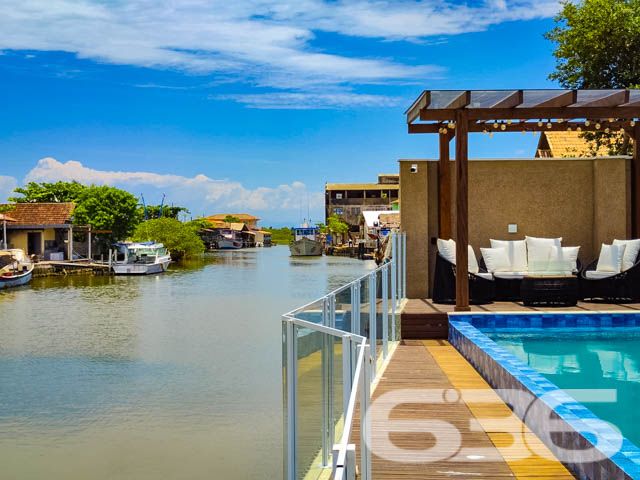 Descubra o prazer de viver em um espaço onde luxo e conforto se encontram perfeitamente integrados em um design moderno e sofisticado. Situada em Balneário Barra do Sul - SC, esta residência térrea padrão não apenas impressiona, mas também convida a um estilo de vida excepcionalmente tranquilo e repleto de conveniências.

Elegância e Conforto que Impressionam

Ao entrar nesta magnífica residência de 308 m², você será saudado por um ambiente amplo e bem iluminado, onde a sala de estar e jantar se apresentam com um layout aberto, propiciando um espaço perfeito para receber amigos e familiares. A cozinha gourmet, com móveis planejados e uma ilha central, é um verdadeiro convite para momentos de culinária e convívio.

Detalhes que Encantam

A casa está completamente mobiliada com móveis de alta qualidade e embutidos, incluindo uma suíte com closet e um home office equipado para garantir todo o conforto necessário para trabalhar em casa. A suíte principal oferece uma atmosfera de tranquilidade e luxo, com uma decoração que mescla tons suaves e iluminação planejada para criar um ambiente acolhedor.

Lazer e Exclusividade

Externamente, a residência se destaca com uma área de lazer invejável, apresentando uma piscina de borda infinita e um pergolado que proporciona uma vista deslumbrante dos fundos que dão para o rio, onde se encontra um píer privativo para atracação de embarcações. A área de festas gourmet, completa com churrasqueira, é ideal para desfrutar de momentos memoráveis ao ar livre.

Segurança e Localização

Situada em uma rua pavimentada no centro de Balneário Barra do Sul, a segurança é priorizada com sistemas de alarme e vigilância eletrônica. A proximidade do mar, escolas, hospitais e serviços essenciais faz desta localização a escolha perfeita para quem busca praticidade e qualidade de vida.

Esta residência é uma obra-prima que combina luxo, design sofisticado e uma localização privilegiada para oferecer um estilo de vida incomparável. Perfeita para quem busca exclusividade e privacidade, ela está pronta para receber você e sua família. Não perca a oportunidade de conhecer o seu novo lar dos sonhos em Balneário Barra do Sul. Entre em contato com a 636 Negócios Imobiliários e agende sua visita hoje mesmo!
 
636 NEGÓCIOS IMOBILIÁRIOS: A SUA MELHOR ESCOLHA
Com mais de 30 anos de experiência, a 636 Negócios Imobiliários é sua parceira ideal para encontrar o imóvel perfeito. Estamos prontos para ajudá-lo a fazer deste imóvel o seu novo lar.
 
Telefone: (47) 3451-0636
WhatsApp: (47) 99190-0636
 
Não perca esta oportunidade única. Visite nosso site para mais informações: i636.com.br