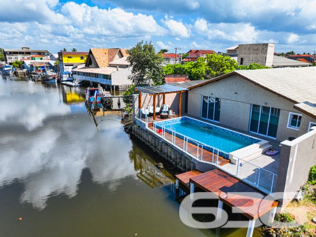 Descubra o prazer de viver em um espaço onde luxo e conforto se encontram perfeitamente integrados em um design moderno e sofisticado. Situada em Balneário Barra do Sul - SC, esta residência térrea padrão não apenas impressiona, mas também convida a um estilo de vida excepcionalmente tranquilo e repleto de conveniências.

Elegância e Conforto que Impressionam

Ao entrar nesta magnífica residência de 308 m², você será saudado por um ambiente amplo e bem iluminado, onde a sala de estar e jantar se apresentam com um layout aberto, propiciando um espaço perfeito para receber amigos e familiares. A cozinha gourmet, com móveis planejados e uma ilha central, é um verdadeiro convite para momentos de culinária e convívio.

Detalhes que Encantam

A casa está completamente mobiliada com móveis de alta qualidade e embutidos, incluindo uma suíte com closet e um home office equipado para garantir todo o conforto necessário para trabalhar em casa. A suíte principal oferece uma atmosfera de tranquilidade e luxo, com uma decoração que mescla tons suaves e iluminação planejada para criar um ambiente acolhedor.

Lazer e Exclusividade

Externamente, a residência se destaca com uma área de lazer invejável, apresentando uma piscina de borda infinita e um pergolado que proporciona uma vista deslumbrante dos fundos que dão para o rio, onde se encontra um píer privativo para atracação de embarcações. A área de festas gourmet, completa com churrasqueira, é ideal para desfrutar de momentos memoráveis ao ar livre.

Segurança e Localização

Situada em uma rua pavimentada no centro de Balneário Barra do Sul, a segurança é priorizada com sistemas de alarme e vigilância eletrônica. A proximidade do mar, escolas, hospitais e serviços essenciais faz desta localização a escolha perfeita para quem busca praticidade e qualidade de vida.

Esta residência é uma obra-prima que combina luxo, design sofisticado e uma localização privilegiada para oferecer um estilo de vida incomparável. Perfeita para quem busca exclusividade e privacidade, ela está pronta para receber você e sua família. Não perca a oportunidade de conhecer o seu novo lar dos sonhos em Balneário Barra do Sul. Entre em contato com a 636 Negócios Imobiliários e agende sua visita hoje mesmo!
 
636 NEGÓCIOS IMOBILIÁRIOS: A SUA MELHOR ESCOLHA
Com mais de 30 anos de experiência, a 636 Negócios Imobiliários é sua parceira ideal para encontrar o imóvel perfeito. Estamos prontos para ajudá-lo a fazer deste imóvel o seu novo lar.
 
Telefone: (47) 3451-0636
WhatsApp: (47) 99190-0636
 
Não perca esta oportunidade única. Visite nosso site para mais informações: i636.com.br