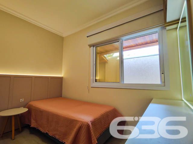 Descubra o prazer de viver em um espaço onde luxo e conforto se encontram perfeitamente integrados em um design moderno e sofisticado. Situada em Balneário Barra do Sul - SC, esta residência térrea padrão não apenas impressiona, mas também convida a um estilo de vida excepcionalmente tranquilo e repleto de conveniências.

Elegância e Conforto que Impressionam

Ao entrar nesta magnífica residência de 308 m², você será saudado por um ambiente amplo e bem iluminado, onde a sala de estar e jantar se apresentam com um layout aberto, propiciando um espaço perfeito para receber amigos e familiares. A cozinha gourmet, com móveis planejados e uma ilha central, é um verdadeiro convite para momentos de culinária e convívio.

Detalhes que Encantam

A casa está completamente mobiliada com móveis de alta qualidade e embutidos, incluindo uma suíte com closet e um home office equipado para garantir todo o conforto necessário para trabalhar em casa. A suíte principal oferece uma atmosfera de tranquilidade e luxo, com uma decoração que mescla tons suaves e iluminação planejada para criar um ambiente acolhedor.

Lazer e Exclusividade

Externamente, a residência se destaca com uma área de lazer invejável, apresentando uma piscina de borda infinita e um pergolado que proporciona uma vista deslumbrante dos fundos que dão para o rio, onde se encontra um píer privativo para atracação de embarcações. A área de festas gourmet, completa com churrasqueira, é ideal para desfrutar de momentos memoráveis ao ar livre.

Segurança e Localização

Situada em uma rua pavimentada no centro de Balneário Barra do Sul, a segurança é priorizada com sistemas de alarme e vigilância eletrônica. A proximidade do mar, escolas, hospitais e serviços essenciais faz desta localização a escolha perfeita para quem busca praticidade e qualidade de vida.

Esta residência é uma obra-prima que combina luxo, design sofisticado e uma localização privilegiada para oferecer um estilo de vida incomparável. Perfeita para quem busca exclusividade e privacidade, ela está pronta para receber você e sua família. Não perca a oportunidade de conhecer o seu novo lar dos sonhos em Balneário Barra do Sul. Entre em contato com a 636 Negócios Imobiliários e agende sua visita hoje mesmo!
 
636 NEGÓCIOS IMOBILIÁRIOS: A SUA MELHOR ESCOLHA
Com mais de 30 anos de experiência, a 636 Negócios Imobiliários é sua parceira ideal para encontrar o imóvel perfeito. Estamos prontos para ajudá-lo a fazer deste imóvel o seu novo lar.
 
Telefone: (47) 3451-0636
WhatsApp: (47) 99190-0636
 
Não perca esta oportunidade única. Visite nosso site para mais informações: i636.com.br