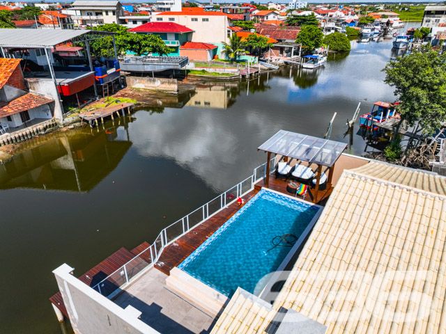 Descubra o prazer de viver em um espaço onde luxo e conforto se encontram perfeitamente integrados em um design moderno e sofisticado. Situada em Balneário Barra do Sul - SC, esta residência térrea padrão não apenas impressiona, mas também convida a um estilo de vida excepcionalmente tranquilo e repleto de conveniências.

Elegância e Conforto que Impressionam

Ao entrar nesta magnífica residência de 308 m², você será saudado por um ambiente amplo e bem iluminado, onde a sala de estar e jantar se apresentam com um layout aberto, propiciando um espaço perfeito para receber amigos e familiares. A cozinha gourmet, com móveis planejados e uma ilha central, é um verdadeiro convite para momentos de culinária e convívio.

Detalhes que Encantam

A casa está completamente mobiliada com móveis de alta qualidade e embutidos, incluindo uma suíte com closet e um home office equipado para garantir todo o conforto necessário para trabalhar em casa. A suíte principal oferece uma atmosfera de tranquilidade e luxo, com uma decoração que mescla tons suaves e iluminação planejada para criar um ambiente acolhedor.

Lazer e Exclusividade

Externamente, a residência se destaca com uma área de lazer invejável, apresentando uma piscina de borda infinita e um pergolado que proporciona uma vista deslumbrante dos fundos que dão para o rio, onde se encontra um píer privativo para atracação de embarcações. A área de festas gourmet, completa com churrasqueira, é ideal para desfrutar de momentos memoráveis ao ar livre.

Segurança e Localização

Situada em uma rua pavimentada no centro de Balneário Barra do Sul, a segurança é priorizada com sistemas de alarme e vigilância eletrônica. A proximidade do mar, escolas, hospitais e serviços essenciais faz desta localização a escolha perfeita para quem busca praticidade e qualidade de vida.

Esta residência é uma obra-prima que combina luxo, design sofisticado e uma localização privilegiada para oferecer um estilo de vida incomparável. Perfeita para quem busca exclusividade e privacidade, ela está pronta para receber você e sua família. Não perca a oportunidade de conhecer o seu novo lar dos sonhos em Balneário Barra do Sul. Entre em contato com a 636 Negócios Imobiliários e agende sua visita hoje mesmo!
 
636 NEGÓCIOS IMOBILIÁRIOS: A SUA MELHOR ESCOLHA
Com mais de 30 anos de experiência, a 636 Negócios Imobiliários é sua parceira ideal para encontrar o imóvel perfeito. Estamos prontos para ajudá-lo a fazer deste imóvel o seu novo lar.
 
Telefone: (47) 3451-0636
WhatsApp: (47) 99190-0636
 
Não perca esta oportunidade única. Visite nosso site para mais informações: i636.com.br