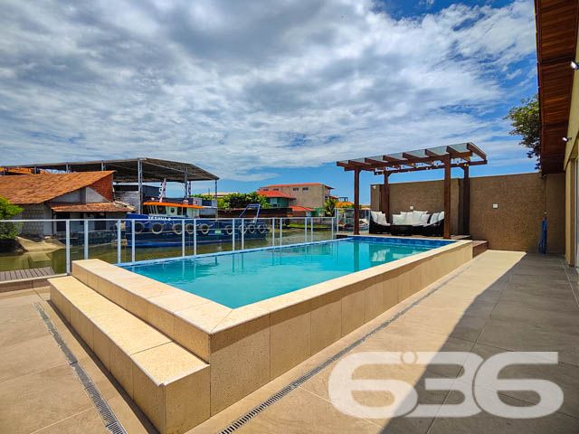 Descubra o prazer de viver em um espaço onde luxo e conforto se encontram perfeitamente integrados em um design moderno e sofisticado. Situada em Balneário Barra do Sul - SC, esta residência térrea padrão não apenas impressiona, mas também convida a um estilo de vida excepcionalmente tranquilo e repleto de conveniências.

Elegância e Conforto que Impressionam

Ao entrar nesta magnífica residência de 308 m², você será saudado por um ambiente amplo e bem iluminado, onde a sala de estar e jantar se apresentam com um layout aberto, propiciando um espaço perfeito para receber amigos e familiares. A cozinha gourmet, com móveis planejados e uma ilha central, é um verdadeiro convite para momentos de culinária e convívio.

Detalhes que Encantam

A casa está completamente mobiliada com móveis de alta qualidade e embutidos, incluindo uma suíte com closet e um home office equipado para garantir todo o conforto necessário para trabalhar em casa. A suíte principal oferece uma atmosfera de tranquilidade e luxo, com uma decoração que mescla tons suaves e iluminação planejada para criar um ambiente acolhedor.

Lazer e Exclusividade

Externamente, a residência se destaca com uma área de lazer invejável, apresentando uma piscina de borda infinita e um pergolado que proporciona uma vista deslumbrante dos fundos que dão para o rio, onde se encontra um píer privativo para atracação de embarcações. A área de festas gourmet, completa com churrasqueira, é ideal para desfrutar de momentos memoráveis ao ar livre.

Segurança e Localização

Situada em uma rua pavimentada no centro de Balneário Barra do Sul, a segurança é priorizada com sistemas de alarme e vigilância eletrônica. A proximidade do mar, escolas, hospitais e serviços essenciais faz desta localização a escolha perfeita para quem busca praticidade e qualidade de vida.

Esta residência é uma obra-prima que combina luxo, design sofisticado e uma localização privilegiada para oferecer um estilo de vida incomparável. Perfeita para quem busca exclusividade e privacidade, ela está pronta para receber você e sua família. Não perca a oportunidade de conhecer o seu novo lar dos sonhos em Balneário Barra do Sul. Entre em contato com a 636 Negócios Imobiliários e agende sua visita hoje mesmo!
 
636 NEGÓCIOS IMOBILIÁRIOS: A SUA MELHOR ESCOLHA
Com mais de 30 anos de experiência, a 636 Negócios Imobiliários é sua parceira ideal para encontrar o imóvel perfeito. Estamos prontos para ajudá-lo a fazer deste imóvel o seu novo lar.
 
Telefone: (47) 3451-0636
WhatsApp: (47) 99190-0636
 
Não perca esta oportunidade única. Visite nosso site para mais informações: i636.com.br