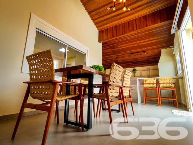 Descubra o prazer de viver em um espaço onde luxo e conforto se encontram perfeitamente integrados em um design moderno e sofisticado. Situada em Balneário Barra do Sul - SC, esta residência térrea padrão não apenas impressiona, mas também convida a um estilo de vida excepcionalmente tranquilo e repleto de conveniências.

Elegância e Conforto que Impressionam

Ao entrar nesta magnífica residência de 308 m², você será saudado por um ambiente amplo e bem iluminado, onde a sala de estar e jantar se apresentam com um layout aberto, propiciando um espaço perfeito para receber amigos e familiares. A cozinha gourmet, com móveis planejados e uma ilha central, é um verdadeiro convite para momentos de culinária e convívio.

Detalhes que Encantam

A casa está completamente mobiliada com móveis de alta qualidade e embutidos, incluindo uma suíte com closet e um home office equipado para garantir todo o conforto necessário para trabalhar em casa. A suíte principal oferece uma atmosfera de tranquilidade e luxo, com uma decoração que mescla tons suaves e iluminação planejada para criar um ambiente acolhedor.

Lazer e Exclusividade

Externamente, a residência se destaca com uma área de lazer invejável, apresentando uma piscina de borda infinita e um pergolado que proporciona uma vista deslumbrante dos fundos que dão para o rio, onde se encontra um píer privativo para atracação de embarcações. A área de festas gourmet, completa com churrasqueira, é ideal para desfrutar de momentos memoráveis ao ar livre.

Segurança e Localização

Situada em uma rua pavimentada no centro de Balneário Barra do Sul, a segurança é priorizada com sistemas de alarme e vigilância eletrônica. A proximidade do mar, escolas, hospitais e serviços essenciais faz desta localização a escolha perfeita para quem busca praticidade e qualidade de vida.

Esta residência é uma obra-prima que combina luxo, design sofisticado e uma localização privilegiada para oferecer um estilo de vida incomparável. Perfeita para quem busca exclusividade e privacidade, ela está pronta para receber você e sua família. Não perca a oportunidade de conhecer o seu novo lar dos sonhos em Balneário Barra do Sul. Entre em contato com a 636 Negócios Imobiliários e agende sua visita hoje mesmo!
 
636 NEGÓCIOS IMOBILIÁRIOS: A SUA MELHOR ESCOLHA
Com mais de 30 anos de experiência, a 636 Negócios Imobiliários é sua parceira ideal para encontrar o imóvel perfeito. Estamos prontos para ajudá-lo a fazer deste imóvel o seu novo lar.
 
Telefone: (47) 3451-0636
WhatsApp: (47) 99190-0636
 
Não perca esta oportunidade única. Visite nosso site para mais informações: i636.com.br