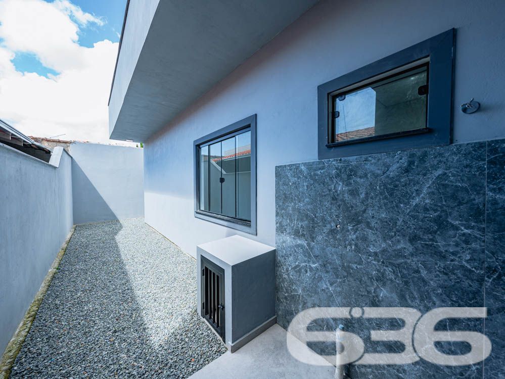 Descubra o lar dos seus sonhos com a 636 Negócios Imobiliários! Apresentamos um imóvel geminado térreo, meticulosamente projetado, localizado no vibrante coração de Balneário Barra do Sul, SC. Este imóvel oferece a combinação perfeita de estilo, conforto e conveniência, ideal para quem busca qualidade de vida e valorização imobiliária.
Características do Imóvel:
Quartos: 2 dormitórios amplos, garantindo privacidade e espaço.
Banheiro: 1 banheiro social com acabamentos modernos.
Cozinha: Conceito aberto com design moderno, ideal para quem gosta de integrar ambientes ao cozinhar.
Sala de Estar: Espaçosa, com excelente iluminação natural, ideal para momentos de relaxamento e convívio.
Garagem: Coberta, proporcionando segurança e conveniência.
Localização Privilegiada: Situado no Centro de Balneário Barra do Sul, você estará próximo a escolas, mercados e ampla variedade de comércios e serviços. Tudo o que você precisa ao seu alcance!
Segurança: Imóvel completamente murado, garantindo privacidade e segurança.
Este geminado não apenas atende às suas necessidades diárias, mas excede expectativas com um terreno em nível elevado em relação à rua, garantindo um destaque natural e uma visão privilegiada da região.
Invista no seu futuro com a 636 Negócios Imobiliários. Venha conhecer seu novo lar em Balneário Barra do Sul, um ambiente acolhedor e pronto para criar memórias duradouras. Agende sua visita hoje mesmo e surpreenda-se!
636 NEGÓCIOS IMOBILIÁRIOS: A SUA MELHOR ESCOLHA
Com mais de 30 anos de experiência, a 636 Negócios Imobiliários é sua parceira ideal para encontrar o imóvel perfeito. Estamos prontos para ajudá-lo a fazer deste imóvel o seu novo lar.
Telefone: (47) 3451-0636
WhatsApp: (47) 99190-0636
Não perca esta oportunidade única. Visite nosso site para mais informações: i636.com.br