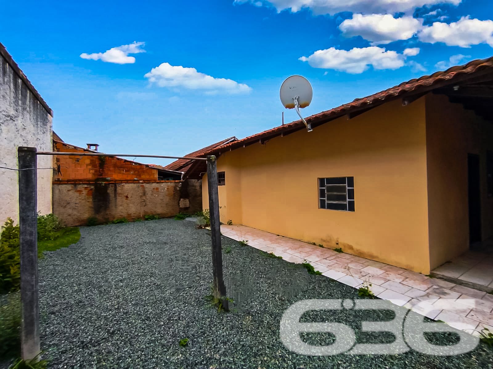 Residência Padrão Térrea em Ubatuba, São Francisco do Sul - SC

Descubra o prazer de morar em Ubatuba, um dos bairros mais tranquilos e charmosos de São Francisco do Sul. Apresentamos uma oportunidade única para quem busca conforto, segurança e a comodidade de estar próximo às belezas naturais que só a região pode oferecer.

Esta propriedade encantadora está situada em um terreno plano com 361,20 m², proporcionando um ambiente espaçoso tanto dentro quanto fora da casa. 
A casa de 90 m², apresenta uma excelente distribuição interna, incluindo três confortáveis dormitórios, dois banheiros completos, uma ampla sala de estar, copa e cozinha conjugadas, além de uma prática área de serviço. A garagem coberta oferece conveniência e proteção para seu veículo, e o imóvel, totalmente murado, garante segurança e privacidade.

A sala de estar é ampla, permitindo diversas possibilidades de decoração e uso. A copa e cozinha conjugadas otimizam o espaço e facilitam o dia a dia, tornando cada momento das refeições prático e especial.

Externamente, a casa destaca-se pela sua fachada atraente com telhado de cerâmica e um amplo quintal com potencial para paisagismo ou até mesmo a construção de uma área gourmet externa, perfeita para reunir amigos e família. A localização em rua pavimentada assegura fácil acesso e comodidade, além de estar inserida em um contexto urbano com infraestrutura completa.

Ideal para famílias que desejam espaço e conforto ou para quem está procurando uma excelente oportunidade de investimento em uma área valorizada, esta residência em Ubatuba é uma escolha acertada para quem deseja qualidade de vida com tranquilidade e segurança.

Não perca a chance de conhecer este encantador lar. Agende sua visita e venha descobrir pessoalmente todas as possibilidades que esta casa tem a oferecer. Será um prazer apresentá-lo a seu novo endereço em São Francisco do Sul.
 
636 NEGÓCIOS IMOBILIÁRIOS: A SUA MELHOR ESCOLHA
Com mais de 30 anos de experiência, a 636 Negócios Imobiliários é sua parceira ideal para encontrar o imóvel perfeito. Estamos prontos para ajudá-lo a fazer deste imóvel o seu novo lar.
 
Telefone: (47) 3451-0636
WhatsApp: (47) 99190-0636
 
Não perca esta oportunidade única. Visite nosso site para mais informações: i636.com.br