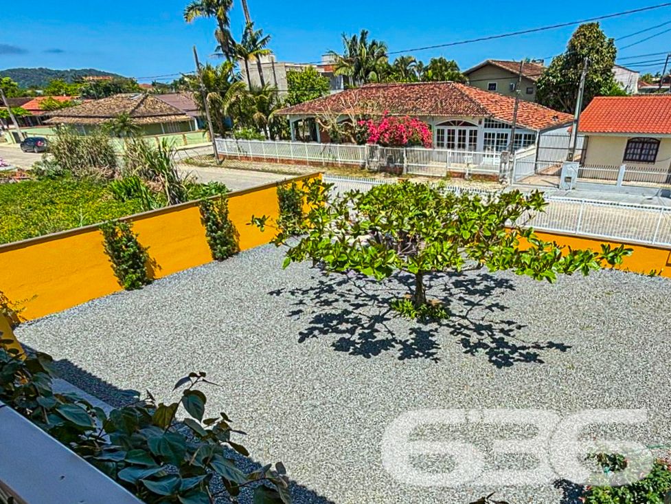 Sobrado espaçoso em São Francisco do Sul, a apenas 400m da praia!
Se você está buscando um imóvel com espaço, conforto e localização privilegiada, este sobrado em Ubatuba, São Francisco do Sul, é o que você precisa! Construído em um terreno de 435m², com área construída de 240m², o imóvel oferece uma infraestrutura completa para sua família viver com qualidade de vida.
Composição do Imóvel:
Dormitórios: 4 dormitórios amplos.
Cozinhas: 2 cozinhas completas, com móveis planejados que permanecem no imóvel.
Salas: 2 salas integradas (estar e jantar), bem iluminadas e arejadas.
Banheiros: 3 banheiros modernos, todos reformados.
Garagens: Espaço para até 4 veículos em vagas cobertas.
Área de Lazer: Ampla churrasqueira, perfeita para receber amigos e familiares.
Varandas e Terraço: O imóvel conta com 2 varandas e um terraço com pergolado, ideal para relaxar ou apreciar a vista do bairro.
Lavanderia e Depósito: Praticidade para o dia a dia, com espaço funcional para organização.
Oportunidade para Negociação:
Se você busca um sobrado que une funcionalidade, beleza e localização privilegiada, este é o imóvel perfeito para você. Agende uma visita e descubra como este imóvel pode ser o lar dos seus sonhos ou a oportunidade ideal para investimento. Não perca a chance de conhecer esta joia em São Francisco do Sul!
636 NEGÓCIOS IMOBILIÁRIOS: A SUA MELHOR ESCOLHA
Com mais de 30 anos de experiência, a 636 Negócios Imobiliários é sua parceira ideal para encontrar o imóvel perfeito. Estamos prontos para ajudá-lo a fazer deste imóvel o seu novo lar.
Telefone: (47) 3451-0636
WhatsApp: (47) 99190-0636
Não perca esta oportunidade única. Visite nosso site para mais informações: i636.com.br