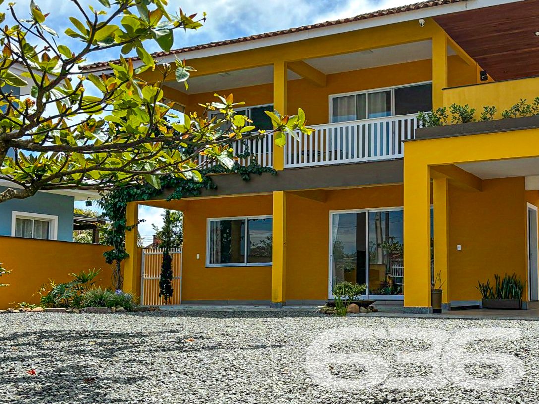 Sobrado espaçoso em São Francisco do Sul, a apenas 400m da praia!
Se você está buscando um imóvel com espaço, conforto e localização privilegiada, este sobrado em Ubatuba, São Francisco do Sul, é o que você precisa! Construído em um terreno de 435m², com área construída de 240m², o imóvel oferece uma infraestrutura completa para sua família viver com qualidade de vida.
Composição do Imóvel:
Dormitórios: 4 dormitórios amplos.
Cozinhas: 2 cozinhas completas, com móveis planejados que permanecem no imóvel.
Salas: 2 salas integradas (estar e jantar), bem iluminadas e arejadas.
Banheiros: 3 banheiros modernos, todos reformados.
Garagens: Espaço para até 4 veículos em vagas cobertas.
Área de Lazer: Ampla churrasqueira, perfeita para receber amigos e familiares.
Varandas e Terraço: O imóvel conta com 2 varandas e um terraço com pergolado, ideal para relaxar ou apreciar a vista do bairro.
Lavanderia e Depósito: Praticidade para o dia a dia, com espaço funcional para organização.
Oportunidade para Negociação:
Se você busca um sobrado que une funcionalidade, beleza e localização privilegiada, este é o imóvel perfeito para você. Agende uma visita e descubra como este imóvel pode ser o lar dos seus sonhos ou a oportunidade ideal para investimento. Não perca a chance de conhecer esta joia em São Francisco do Sul!
636 NEGÓCIOS IMOBILIÁRIOS: A SUA MELHOR ESCOLHA
Com mais de 30 anos de experiência, a 636 Negócios Imobiliários é sua parceira ideal para encontrar o imóvel perfeito. Estamos prontos para ajudá-lo a fazer deste imóvel o seu novo lar.
Telefone: (47) 3451-0636
WhatsApp: (47) 99190-0636
Não perca esta oportunidade única. Visite nosso site para mais informações: i636.com.br