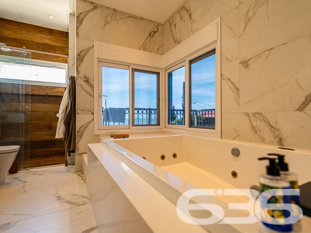 Sinta-se em casa em um imóvel de luxo à beira-mar em Balneário Barra do Sul, SC!

Imagine acordar todos os dias com uma vista espetacular do oceano e o som das ondas como trilha sonora. Este sobrado é o equilíbrio perfeito entre sofisticação, conforto e funcionalidade. Com 260m² de área construída e situado em um terreno de 300m², essa residência se destaca não apenas pela localização privilegiada, mas também pelos detalhes de acabamento e pelas comodidades que oferece.

Destaques do imóvel:

3 suítes, 1 suíte master cuidadosamente planejada, garantindo privacidade e conforto para toda a família.
Área social ampla, com sala de estar integrada à área de festas e cozinha gourmet, equipada com churrasqueira automática e móveis planejados de alto padrão.
Banheiros modernos e elegantes.
Piscina privativa com jardim, perfeita para momentos de lazer com amigos e familiares.
Home office e espaços internos bem distribuídos, incluindo sala, copa e cozinha conjugada, ideais para um dia a dia prático e funcional.
Infraestrutura completa, com persianas eletrônicas, sistema de alarme, interfone, grades e cerca elétrica, garantindo segurança e tranquilidade.

Conforto em cada detalhe:

A casa é 100% mobiliada, com móveis embutidos de alta qualidade, unindo elegância e praticidade. O design moderno é complementado por uma varanda com uma vista deslumbrante, permitindo momentos relaxantes com a brisa do litoral.

Situada em uma rua tranquila no Centro de Balneário Barra do Sul, o imóvel está próximo a serviços essenciais e vias de fácil acesso, ideal para quem valoriza praticidade sem abrir mão de qualidade de vida.

Esta é a oportunidade de viver com exclusividade, estilo e conforto em uma das áreas mais valorizadas do litoral catarinense.

Agende já a sua visita e descubra o que é morar bem!
Entre em contato com a 636 Negócios Imobiliários e realize o sonho de viver em uma residência que é a definição de perfeição.
 
636 NEGÓCIOS IMOBILIÁRIOS: A SUA MELHOR ESCOLHA
Com mais de 30 anos de experiência, a 636 Negócios Imobiliários é sua parceira ideal para encontrar o imóvel perfeito. Estamos prontos para ajudá-lo a fazer deste imóvel o seu novo lar.
 
Telefone: (47) 3451-0636
WhatsApp: (47) 99190-0636
 
Não perca esta oportunidade única. Visite nosso site para mais informações: i636.com.br