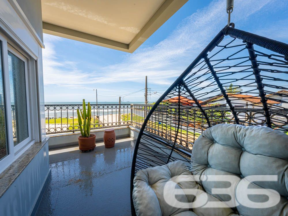 Sinta-se em casa em um imóvel de luxo à beira-mar em Balneário Barra do Sul, SC!

Imagine acordar todos os dias com uma vista espetacular do oceano e o som das ondas como trilha sonora. Este sobrado é o equilíbrio perfeito entre sofisticação, conforto e funcionalidade. Com 260m² de área construída e situado em um terreno de 300m², essa residência se destaca não apenas pela localização privilegiada, mas também pelos detalhes de acabamento e pelas comodidades que oferece.

Destaques do imóvel:

3 suítes, 1 suíte master cuidadosamente planejada, garantindo privacidade e conforto para toda a família.
Área social ampla, com sala de estar integrada à área de festas e cozinha gourmet, equipada com churrasqueira automática e móveis planejados de alto padrão.
Banheiros modernos e elegantes.
Piscina privativa com jardim, perfeita para momentos de lazer com amigos e familiares.
Home office e espaços internos bem distribuídos, incluindo sala, copa e cozinha conjugada, ideais para um dia a dia prático e funcional.
Infraestrutura completa, com persianas eletrônicas, sistema de alarme, interfone, grades e cerca elétrica, garantindo segurança e tranquilidade.

Conforto em cada detalhe:

A casa é 100% mobiliada, com móveis embutidos de alta qualidade, unindo elegância e praticidade. O design moderno é complementado por uma varanda com uma vista deslumbrante, permitindo momentos relaxantes com a brisa do litoral.

Situada em uma rua tranquila no Centro de Balneário Barra do Sul, o imóvel está próximo a serviços essenciais e vias de fácil acesso, ideal para quem valoriza praticidade sem abrir mão de qualidade de vida.

Esta é a oportunidade de viver com exclusividade, estilo e conforto em uma das áreas mais valorizadas do litoral catarinense.

Agende já a sua visita e descubra o que é morar bem!
Entre em contato com a 636 Negócios Imobiliários e realize o sonho de viver em uma residência que é a definição de perfeição.
 
636 NEGÓCIOS IMOBILIÁRIOS: A SUA MELHOR ESCOLHA
Com mais de 30 anos de experiência, a 636 Negócios Imobiliários é sua parceira ideal para encontrar o imóvel perfeito. Estamos prontos para ajudá-lo a fazer deste imóvel o seu novo lar.
 
Telefone: (47) 3451-0636
WhatsApp: (47) 99190-0636
 
Não perca esta oportunidade única. Visite nosso site para mais informações: i636.com.br