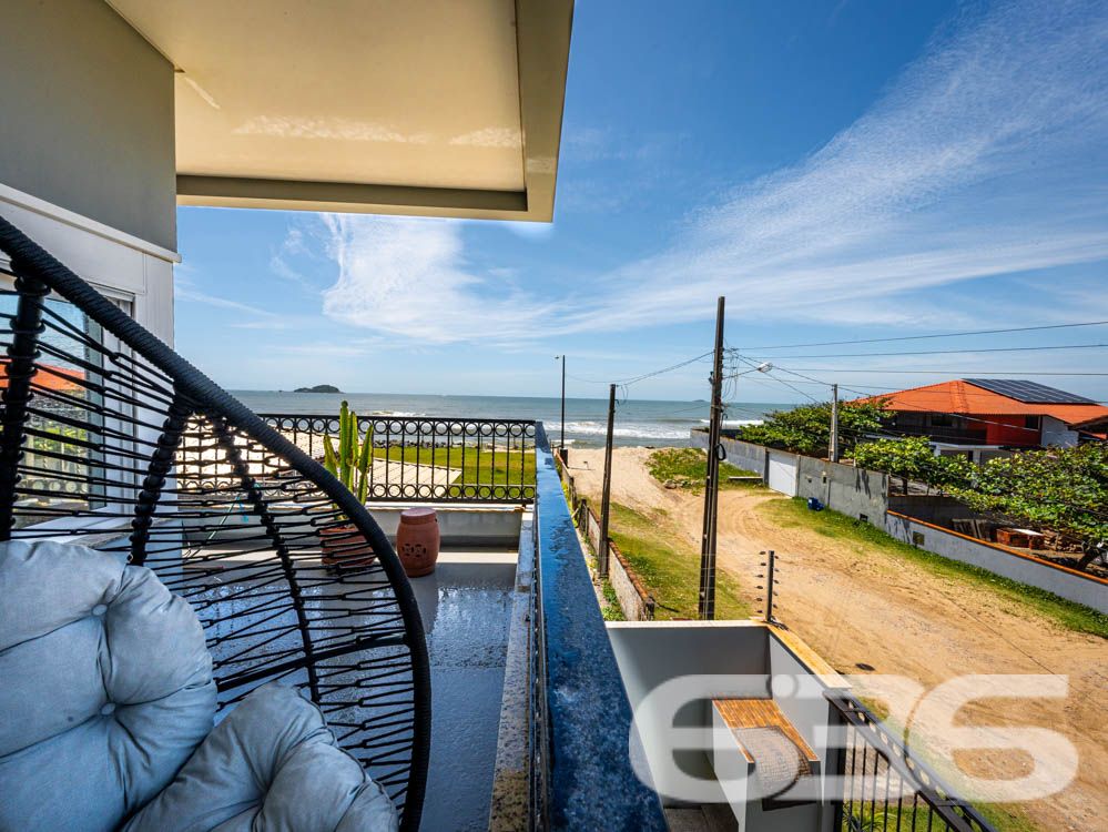 Sinta-se em casa em um imóvel de luxo à beira-mar em Balneário Barra do Sul, SC!

Imagine acordar todos os dias com uma vista espetacular do oceano e o som das ondas como trilha sonora. Este sobrado é o equilíbrio perfeito entre sofisticação, conforto e funcionalidade. Com 260m² de área construída e situado em um terreno de 300m², essa residência se destaca não apenas pela localização privilegiada, mas também pelos detalhes de acabamento e pelas comodidades que oferece.

Destaques do imóvel:

3 suítes, 1 suíte master cuidadosamente planejada, garantindo privacidade e conforto para toda a família.
Área social ampla, com sala de estar integrada à área de festas e cozinha gourmet, equipada com churrasqueira automática e móveis planejados de alto padrão.
Banheiros modernos e elegantes.
Piscina privativa com jardim, perfeita para momentos de lazer com amigos e familiares.
Home office e espaços internos bem distribuídos, incluindo sala, copa e cozinha conjugada, ideais para um dia a dia prático e funcional.
Infraestrutura completa, com persianas eletrônicas, sistema de alarme, interfone, grades e cerca elétrica, garantindo segurança e tranquilidade.

Conforto em cada detalhe:

A casa é 100% mobiliada, com móveis embutidos de alta qualidade, unindo elegância e praticidade. O design moderno é complementado por uma varanda com uma vista deslumbrante, permitindo momentos relaxantes com a brisa do litoral.

Situada em uma rua tranquila no Centro de Balneário Barra do Sul, o imóvel está próximo a serviços essenciais e vias de fácil acesso, ideal para quem valoriza praticidade sem abrir mão de qualidade de vida.

Esta é a oportunidade de viver com exclusividade, estilo e conforto em uma das áreas mais valorizadas do litoral catarinense.

Agende já a sua visita e descubra o que é morar bem!
Entre em contato com a 636 Negócios Imobiliários e realize o sonho de viver em uma residência que é a definição de perfeição.
 
636 NEGÓCIOS IMOBILIÁRIOS: A SUA MELHOR ESCOLHA
Com mais de 30 anos de experiência, a 636 Negócios Imobiliários é sua parceira ideal para encontrar o imóvel perfeito. Estamos prontos para ajudá-lo a fazer deste imóvel o seu novo lar.
 
Telefone: (47) 3451-0636
WhatsApp: (47) 99190-0636
 
Não perca esta oportunidade única. Visite nosso site para mais informações: i636.com.br