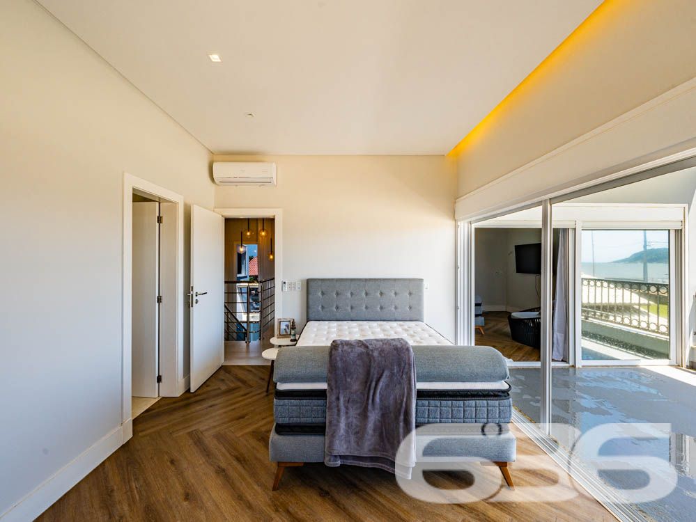 Sinta-se em casa em um imóvel de luxo à beira-mar em Balneário Barra do Sul, SC!

Imagine acordar todos os dias com uma vista espetacular do oceano e o som das ondas como trilha sonora. Este sobrado é o equilíbrio perfeito entre sofisticação, conforto e funcionalidade. Com 260m² de área construída e situado em um terreno de 300m², essa residência se destaca não apenas pela localização privilegiada, mas também pelos detalhes de acabamento e pelas comodidades que oferece.

Destaques do imóvel:

3 suítes, 1 suíte master cuidadosamente planejada, garantindo privacidade e conforto para toda a família.
Área social ampla, com sala de estar integrada à área de festas e cozinha gourmet, equipada com churrasqueira automática e móveis planejados de alto padrão.
Banheiros modernos e elegantes.
Piscina privativa com jardim, perfeita para momentos de lazer com amigos e familiares.
Home office e espaços internos bem distribuídos, incluindo sala, copa e cozinha conjugada, ideais para um dia a dia prático e funcional.
Infraestrutura completa, com persianas eletrônicas, sistema de alarme, interfone, grades e cerca elétrica, garantindo segurança e tranquilidade.

Conforto em cada detalhe:

A casa é 100% mobiliada, com móveis embutidos de alta qualidade, unindo elegância e praticidade. O design moderno é complementado por uma varanda com uma vista deslumbrante, permitindo momentos relaxantes com a brisa do litoral.

Situada em uma rua tranquila no Centro de Balneário Barra do Sul, o imóvel está próximo a serviços essenciais e vias de fácil acesso, ideal para quem valoriza praticidade sem abrir mão de qualidade de vida.

Esta é a oportunidade de viver com exclusividade, estilo e conforto em uma das áreas mais valorizadas do litoral catarinense.

Agende já a sua visita e descubra o que é morar bem!
Entre em contato com a 636 Negócios Imobiliários e realize o sonho de viver em uma residência que é a definição de perfeição.
 
636 NEGÓCIOS IMOBILIÁRIOS: A SUA MELHOR ESCOLHA
Com mais de 30 anos de experiência, a 636 Negócios Imobiliários é sua parceira ideal para encontrar o imóvel perfeito. Estamos prontos para ajudá-lo a fazer deste imóvel o seu novo lar.
 
Telefone: (47) 3451-0636
WhatsApp: (47) 99190-0636
 
Não perca esta oportunidade única. Visite nosso site para mais informações: i636.com.br