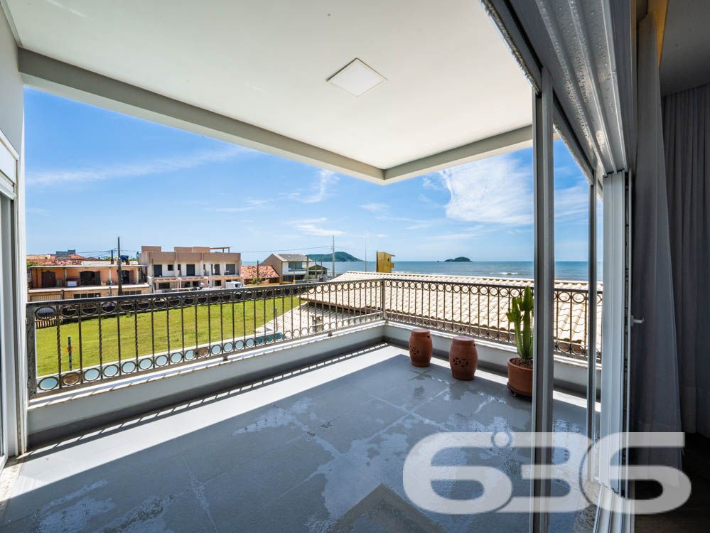 Sinta-se em casa em um imóvel de luxo à beira-mar em Balneário Barra do Sul, SC!

Imagine acordar todos os dias com uma vista espetacular do oceano e o som das ondas como trilha sonora. Este sobrado é o equilíbrio perfeito entre sofisticação, conforto e funcionalidade. Com 260m² de área construída e situado em um terreno de 300m², essa residência se destaca não apenas pela localização privilegiada, mas também pelos detalhes de acabamento e pelas comodidades que oferece.

Destaques do imóvel:

3 suítes, 1 suíte master cuidadosamente planejada, garantindo privacidade e conforto para toda a família.
Área social ampla, com sala de estar integrada à área de festas e cozinha gourmet, equipada com churrasqueira automática e móveis planejados de alto padrão.
Banheiros modernos e elegantes.
Piscina privativa com jardim, perfeita para momentos de lazer com amigos e familiares.
Home office e espaços internos bem distribuídos, incluindo sala, copa e cozinha conjugada, ideais para um dia a dia prático e funcional.
Infraestrutura completa, com persianas eletrônicas, sistema de alarme, interfone, grades e cerca elétrica, garantindo segurança e tranquilidade.

Conforto em cada detalhe:

A casa é 100% mobiliada, com móveis embutidos de alta qualidade, unindo elegância e praticidade. O design moderno é complementado por uma varanda com uma vista deslumbrante, permitindo momentos relaxantes com a brisa do litoral.

Situada em uma rua tranquila no Centro de Balneário Barra do Sul, o imóvel está próximo a serviços essenciais e vias de fácil acesso, ideal para quem valoriza praticidade sem abrir mão de qualidade de vida.

Esta é a oportunidade de viver com exclusividade, estilo e conforto em uma das áreas mais valorizadas do litoral catarinense.

Agende já a sua visita e descubra o que é morar bem!
Entre em contato com a 636 Negócios Imobiliários e realize o sonho de viver em uma residência que é a definição de perfeição.
 
636 NEGÓCIOS IMOBILIÁRIOS: A SUA MELHOR ESCOLHA
Com mais de 30 anos de experiência, a 636 Negócios Imobiliários é sua parceira ideal para encontrar o imóvel perfeito. Estamos prontos para ajudá-lo a fazer deste imóvel o seu novo lar.
 
Telefone: (47) 3451-0636
WhatsApp: (47) 99190-0636
 
Não perca esta oportunidade única. Visite nosso site para mais informações: i636.com.br