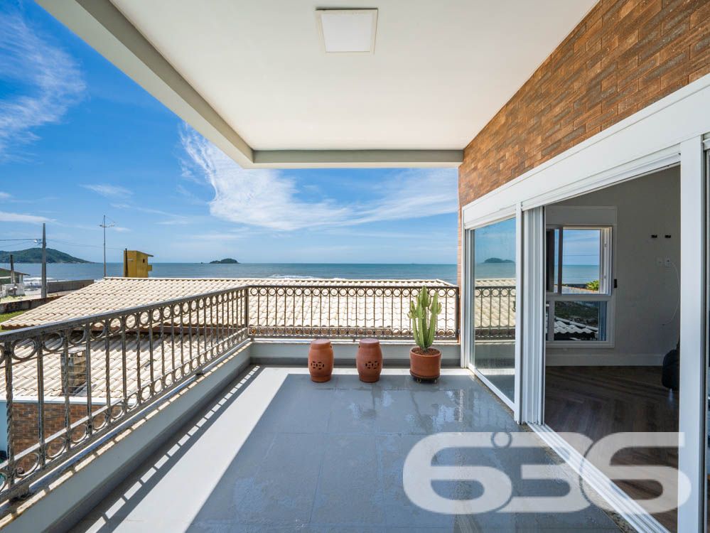 Sinta-se em casa em um imóvel de luxo à beira-mar em Balneário Barra do Sul, SC!

Imagine acordar todos os dias com uma vista espetacular do oceano e o som das ondas como trilha sonora. Este sobrado é o equilíbrio perfeito entre sofisticação, conforto e funcionalidade. Com 260m² de área construída e situado em um terreno de 300m², essa residência se destaca não apenas pela localização privilegiada, mas também pelos detalhes de acabamento e pelas comodidades que oferece.

Destaques do imóvel:

3 suítes, 1 suíte master cuidadosamente planejada, garantindo privacidade e conforto para toda a família.
Área social ampla, com sala de estar integrada à área de festas e cozinha gourmet, equipada com churrasqueira automática e móveis planejados de alto padrão.
Banheiros modernos e elegantes.
Piscina privativa com jardim, perfeita para momentos de lazer com amigos e familiares.
Home office e espaços internos bem distribuídos, incluindo sala, copa e cozinha conjugada, ideais para um dia a dia prático e funcional.
Infraestrutura completa, com persianas eletrônicas, sistema de alarme, interfone, grades e cerca elétrica, garantindo segurança e tranquilidade.

Conforto em cada detalhe:

A casa é 100% mobiliada, com móveis embutidos de alta qualidade, unindo elegância e praticidade. O design moderno é complementado por uma varanda com uma vista deslumbrante, permitindo momentos relaxantes com a brisa do litoral.

Situada em uma rua tranquila no Centro de Balneário Barra do Sul, o imóvel está próximo a serviços essenciais e vias de fácil acesso, ideal para quem valoriza praticidade sem abrir mão de qualidade de vida.

Esta é a oportunidade de viver com exclusividade, estilo e conforto em uma das áreas mais valorizadas do litoral catarinense.

Agende já a sua visita e descubra o que é morar bem!
Entre em contato com a 636 Negócios Imobiliários e realize o sonho de viver em uma residência que é a definição de perfeição.
 
636 NEGÓCIOS IMOBILIÁRIOS: A SUA MELHOR ESCOLHA
Com mais de 30 anos de experiência, a 636 Negócios Imobiliários é sua parceira ideal para encontrar o imóvel perfeito. Estamos prontos para ajudá-lo a fazer deste imóvel o seu novo lar.
 
Telefone: (47) 3451-0636
WhatsApp: (47) 99190-0636
 
Não perca esta oportunidade única. Visite nosso site para mais informações: i636.com.br