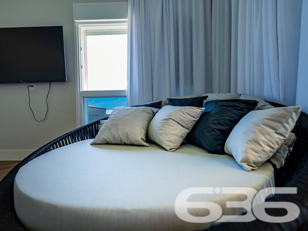 Sinta-se em casa em um imóvel de luxo à beira-mar em Balneário Barra do Sul, SC!

Imagine acordar todos os dias com uma vista espetacular do oceano e o som das ondas como trilha sonora. Este sobrado é o equilíbrio perfeito entre sofisticação, conforto e funcionalidade. Com 260m² de área construída e situado em um terreno de 300m², essa residência se destaca não apenas pela localização privilegiada, mas também pelos detalhes de acabamento e pelas comodidades que oferece.

Destaques do imóvel:

3 suítes, 1 suíte master cuidadosamente planejada, garantindo privacidade e conforto para toda a família.
Área social ampla, com sala de estar integrada à área de festas e cozinha gourmet, equipada com churrasqueira automática e móveis planejados de alto padrão.
Banheiros modernos e elegantes.
Piscina privativa com jardim, perfeita para momentos de lazer com amigos e familiares.
Home office e espaços internos bem distribuídos, incluindo sala, copa e cozinha conjugada, ideais para um dia a dia prático e funcional.
Infraestrutura completa, com persianas eletrônicas, sistema de alarme, interfone, grades e cerca elétrica, garantindo segurança e tranquilidade.

Conforto em cada detalhe:

A casa é 100% mobiliada, com móveis embutidos de alta qualidade, unindo elegância e praticidade. O design moderno é complementado por uma varanda com uma vista deslumbrante, permitindo momentos relaxantes com a brisa do litoral.

Situada em uma rua tranquila no Centro de Balneário Barra do Sul, o imóvel está próximo a serviços essenciais e vias de fácil acesso, ideal para quem valoriza praticidade sem abrir mão de qualidade de vida.

Esta é a oportunidade de viver com exclusividade, estilo e conforto em uma das áreas mais valorizadas do litoral catarinense.

Agende já a sua visita e descubra o que é morar bem!
Entre em contato com a 636 Negócios Imobiliários e realize o sonho de viver em uma residência que é a definição de perfeição.
 
636 NEGÓCIOS IMOBILIÁRIOS: A SUA MELHOR ESCOLHA
Com mais de 30 anos de experiência, a 636 Negócios Imobiliários é sua parceira ideal para encontrar o imóvel perfeito. Estamos prontos para ajudá-lo a fazer deste imóvel o seu novo lar.
 
Telefone: (47) 3451-0636
WhatsApp: (47) 99190-0636
 
Não perca esta oportunidade única. Visite nosso site para mais informações: i636.com.br