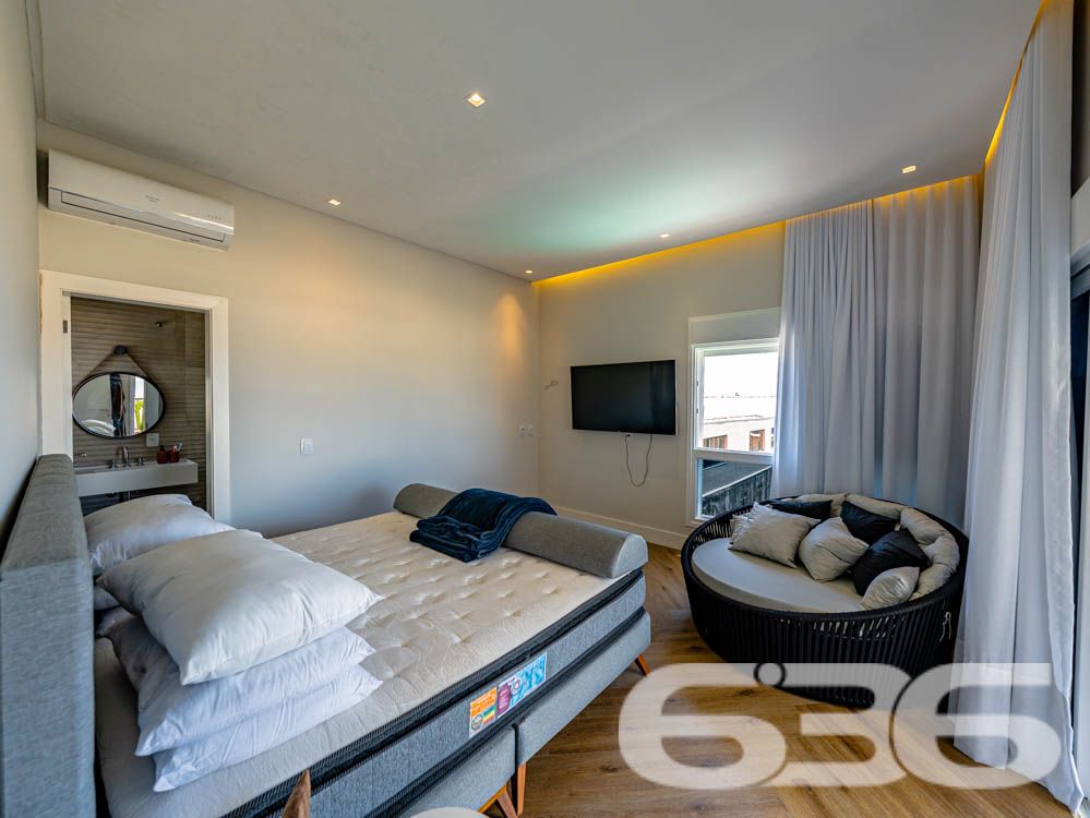 Sinta-se em casa em um imóvel de luxo à beira-mar em Balneário Barra do Sul, SC!

Imagine acordar todos os dias com uma vista espetacular do oceano e o som das ondas como trilha sonora. Este sobrado é o equilíbrio perfeito entre sofisticação, conforto e funcionalidade. Com 260m² de área construída e situado em um terreno de 300m², essa residência se destaca não apenas pela localização privilegiada, mas também pelos detalhes de acabamento e pelas comodidades que oferece.

Destaques do imóvel:

3 suítes, 1 suíte master cuidadosamente planejada, garantindo privacidade e conforto para toda a família.
Área social ampla, com sala de estar integrada à área de festas e cozinha gourmet, equipada com churrasqueira automática e móveis planejados de alto padrão.
Banheiros modernos e elegantes.
Piscina privativa com jardim, perfeita para momentos de lazer com amigos e familiares.
Home office e espaços internos bem distribuídos, incluindo sala, copa e cozinha conjugada, ideais para um dia a dia prático e funcional.
Infraestrutura completa, com persianas eletrônicas, sistema de alarme, interfone, grades e cerca elétrica, garantindo segurança e tranquilidade.

Conforto em cada detalhe:

A casa é 100% mobiliada, com móveis embutidos de alta qualidade, unindo elegância e praticidade. O design moderno é complementado por uma varanda com uma vista deslumbrante, permitindo momentos relaxantes com a brisa do litoral.

Situada em uma rua tranquila no Centro de Balneário Barra do Sul, o imóvel está próximo a serviços essenciais e vias de fácil acesso, ideal para quem valoriza praticidade sem abrir mão de qualidade de vida.

Esta é a oportunidade de viver com exclusividade, estilo e conforto em uma das áreas mais valorizadas do litoral catarinense.

Agende já a sua visita e descubra o que é morar bem!
Entre em contato com a 636 Negócios Imobiliários e realize o sonho de viver em uma residência que é a definição de perfeição.
 
636 NEGÓCIOS IMOBILIÁRIOS: A SUA MELHOR ESCOLHA
Com mais de 30 anos de experiência, a 636 Negócios Imobiliários é sua parceira ideal para encontrar o imóvel perfeito. Estamos prontos para ajudá-lo a fazer deste imóvel o seu novo lar.
 
Telefone: (47) 3451-0636
WhatsApp: (47) 99190-0636
 
Não perca esta oportunidade única. Visite nosso site para mais informações: i636.com.br