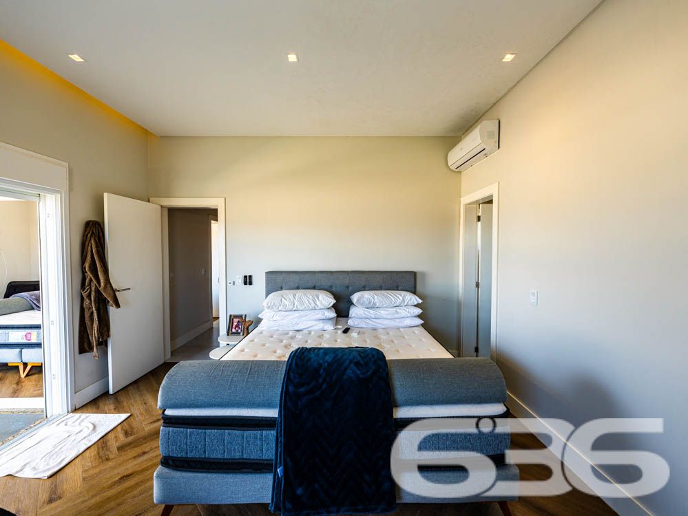 Sinta-se em casa em um imóvel de luxo à beira-mar em Balneário Barra do Sul, SC!

Imagine acordar todos os dias com uma vista espetacular do oceano e o som das ondas como trilha sonora. Este sobrado é o equilíbrio perfeito entre sofisticação, conforto e funcionalidade. Com 260m² de área construída e situado em um terreno de 300m², essa residência se destaca não apenas pela localização privilegiada, mas também pelos detalhes de acabamento e pelas comodidades que oferece.

Destaques do imóvel:

3 suítes, 1 suíte master cuidadosamente planejada, garantindo privacidade e conforto para toda a família.
Área social ampla, com sala de estar integrada à área de festas e cozinha gourmet, equipada com churrasqueira automática e móveis planejados de alto padrão.
Banheiros modernos e elegantes.
Piscina privativa com jardim, perfeita para momentos de lazer com amigos e familiares.
Home office e espaços internos bem distribuídos, incluindo sala, copa e cozinha conjugada, ideais para um dia a dia prático e funcional.
Infraestrutura completa, com persianas eletrônicas, sistema de alarme, interfone, grades e cerca elétrica, garantindo segurança e tranquilidade.

Conforto em cada detalhe:

A casa é 100% mobiliada, com móveis embutidos de alta qualidade, unindo elegância e praticidade. O design moderno é complementado por uma varanda com uma vista deslumbrante, permitindo momentos relaxantes com a brisa do litoral.

Situada em uma rua tranquila no Centro de Balneário Barra do Sul, o imóvel está próximo a serviços essenciais e vias de fácil acesso, ideal para quem valoriza praticidade sem abrir mão de qualidade de vida.

Esta é a oportunidade de viver com exclusividade, estilo e conforto em uma das áreas mais valorizadas do litoral catarinense.

Agende já a sua visita e descubra o que é morar bem!
Entre em contato com a 636 Negócios Imobiliários e realize o sonho de viver em uma residência que é a definição de perfeição.
 
636 NEGÓCIOS IMOBILIÁRIOS: A SUA MELHOR ESCOLHA
Com mais de 30 anos de experiência, a 636 Negócios Imobiliários é sua parceira ideal para encontrar o imóvel perfeito. Estamos prontos para ajudá-lo a fazer deste imóvel o seu novo lar.
 
Telefone: (47) 3451-0636
WhatsApp: (47) 99190-0636
 
Não perca esta oportunidade única. Visite nosso site para mais informações: i636.com.br