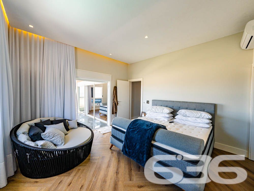 Sinta-se em casa em um imóvel de luxo à beira-mar em Balneário Barra do Sul, SC!

Imagine acordar todos os dias com uma vista espetacular do oceano e o som das ondas como trilha sonora. Este sobrado é o equilíbrio perfeito entre sofisticação, conforto e funcionalidade. Com 260m² de área construída e situado em um terreno de 300m², essa residência se destaca não apenas pela localização privilegiada, mas também pelos detalhes de acabamento e pelas comodidades que oferece.

Destaques do imóvel:

3 suítes, 1 suíte master cuidadosamente planejada, garantindo privacidade e conforto para toda a família.
Área social ampla, com sala de estar integrada à área de festas e cozinha gourmet, equipada com churrasqueira automática e móveis planejados de alto padrão.
Banheiros modernos e elegantes.
Piscina privativa com jardim, perfeita para momentos de lazer com amigos e familiares.
Home office e espaços internos bem distribuídos, incluindo sala, copa e cozinha conjugada, ideais para um dia a dia prático e funcional.
Infraestrutura completa, com persianas eletrônicas, sistema de alarme, interfone, grades e cerca elétrica, garantindo segurança e tranquilidade.

Conforto em cada detalhe:

A casa é 100% mobiliada, com móveis embutidos de alta qualidade, unindo elegância e praticidade. O design moderno é complementado por uma varanda com uma vista deslumbrante, permitindo momentos relaxantes com a brisa do litoral.

Situada em uma rua tranquila no Centro de Balneário Barra do Sul, o imóvel está próximo a serviços essenciais e vias de fácil acesso, ideal para quem valoriza praticidade sem abrir mão de qualidade de vida.

Esta é a oportunidade de viver com exclusividade, estilo e conforto em uma das áreas mais valorizadas do litoral catarinense.

Agende já a sua visita e descubra o que é morar bem!
Entre em contato com a 636 Negócios Imobiliários e realize o sonho de viver em uma residência que é a definição de perfeição.
 
636 NEGÓCIOS IMOBILIÁRIOS: A SUA MELHOR ESCOLHA
Com mais de 30 anos de experiência, a 636 Negócios Imobiliários é sua parceira ideal para encontrar o imóvel perfeito. Estamos prontos para ajudá-lo a fazer deste imóvel o seu novo lar.
 
Telefone: (47) 3451-0636
WhatsApp: (47) 99190-0636
 
Não perca esta oportunidade única. Visite nosso site para mais informações: i636.com.br