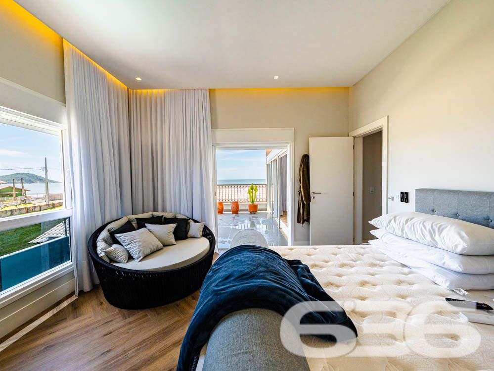 Sinta-se em casa em um imóvel de luxo à beira-mar em Balneário Barra do Sul, SC!

Imagine acordar todos os dias com uma vista espetacular do oceano e o som das ondas como trilha sonora. Este sobrado é o equilíbrio perfeito entre sofisticação, conforto e funcionalidade. Com 260m² de área construída e situado em um terreno de 300m², essa residência se destaca não apenas pela localização privilegiada, mas também pelos detalhes de acabamento e pelas comodidades que oferece.

Destaques do imóvel:

3 suítes, 1 suíte master cuidadosamente planejada, garantindo privacidade e conforto para toda a família.
Área social ampla, com sala de estar integrada à área de festas e cozinha gourmet, equipada com churrasqueira automática e móveis planejados de alto padrão.
Banheiros modernos e elegantes.
Piscina privativa com jardim, perfeita para momentos de lazer com amigos e familiares.
Home office e espaços internos bem distribuídos, incluindo sala, copa e cozinha conjugada, ideais para um dia a dia prático e funcional.
Infraestrutura completa, com persianas eletrônicas, sistema de alarme, interfone, grades e cerca elétrica, garantindo segurança e tranquilidade.

Conforto em cada detalhe:

A casa é 100% mobiliada, com móveis embutidos de alta qualidade, unindo elegância e praticidade. O design moderno é complementado por uma varanda com uma vista deslumbrante, permitindo momentos relaxantes com a brisa do litoral.

Situada em uma rua tranquila no Centro de Balneário Barra do Sul, o imóvel está próximo a serviços essenciais e vias de fácil acesso, ideal para quem valoriza praticidade sem abrir mão de qualidade de vida.

Esta é a oportunidade de viver com exclusividade, estilo e conforto em uma das áreas mais valorizadas do litoral catarinense.

Agende já a sua visita e descubra o que é morar bem!
Entre em contato com a 636 Negócios Imobiliários e realize o sonho de viver em uma residência que é a definição de perfeição.
 
636 NEGÓCIOS IMOBILIÁRIOS: A SUA MELHOR ESCOLHA
Com mais de 30 anos de experiência, a 636 Negócios Imobiliários é sua parceira ideal para encontrar o imóvel perfeito. Estamos prontos para ajudá-lo a fazer deste imóvel o seu novo lar.
 
Telefone: (47) 3451-0636
WhatsApp: (47) 99190-0636
 
Não perca esta oportunidade única. Visite nosso site para mais informações: i636.com.br
