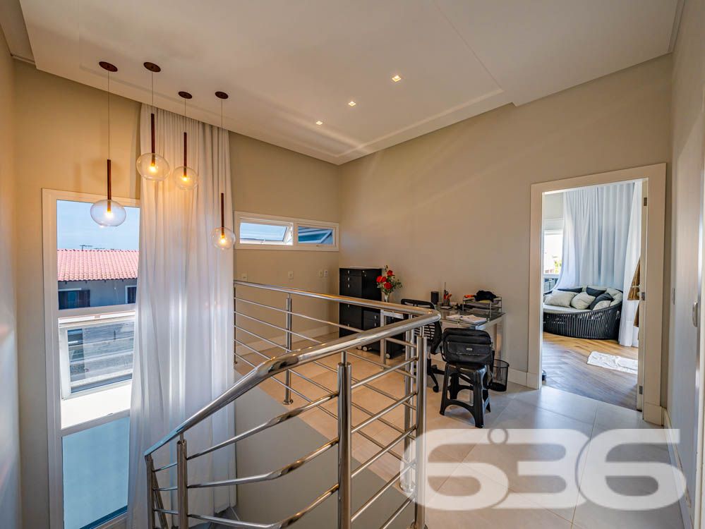 Sinta-se em casa em um imóvel de luxo à beira-mar em Balneário Barra do Sul, SC!

Imagine acordar todos os dias com uma vista espetacular do oceano e o som das ondas como trilha sonora. Este sobrado é o equilíbrio perfeito entre sofisticação, conforto e funcionalidade. Com 260m² de área construída e situado em um terreno de 300m², essa residência se destaca não apenas pela localização privilegiada, mas também pelos detalhes de acabamento e pelas comodidades que oferece.

Destaques do imóvel:

3 suítes, 1 suíte master cuidadosamente planejada, garantindo privacidade e conforto para toda a família.
Área social ampla, com sala de estar integrada à área de festas e cozinha gourmet, equipada com churrasqueira automática e móveis planejados de alto padrão.
Banheiros modernos e elegantes.
Piscina privativa com jardim, perfeita para momentos de lazer com amigos e familiares.
Home office e espaços internos bem distribuídos, incluindo sala, copa e cozinha conjugada, ideais para um dia a dia prático e funcional.
Infraestrutura completa, com persianas eletrônicas, sistema de alarme, interfone, grades e cerca elétrica, garantindo segurança e tranquilidade.

Conforto em cada detalhe:

A casa é 100% mobiliada, com móveis embutidos de alta qualidade, unindo elegância e praticidade. O design moderno é complementado por uma varanda com uma vista deslumbrante, permitindo momentos relaxantes com a brisa do litoral.

Situada em uma rua tranquila no Centro de Balneário Barra do Sul, o imóvel está próximo a serviços essenciais e vias de fácil acesso, ideal para quem valoriza praticidade sem abrir mão de qualidade de vida.

Esta é a oportunidade de viver com exclusividade, estilo e conforto em uma das áreas mais valorizadas do litoral catarinense.

Agende já a sua visita e descubra o que é morar bem!
Entre em contato com a 636 Negócios Imobiliários e realize o sonho de viver em uma residência que é a definição de perfeição.
 
636 NEGÓCIOS IMOBILIÁRIOS: A SUA MELHOR ESCOLHA
Com mais de 30 anos de experiência, a 636 Negócios Imobiliários é sua parceira ideal para encontrar o imóvel perfeito. Estamos prontos para ajudá-lo a fazer deste imóvel o seu novo lar.
 
Telefone: (47) 3451-0636
WhatsApp: (47) 99190-0636
 
Não perca esta oportunidade única. Visite nosso site para mais informações: i636.com.br