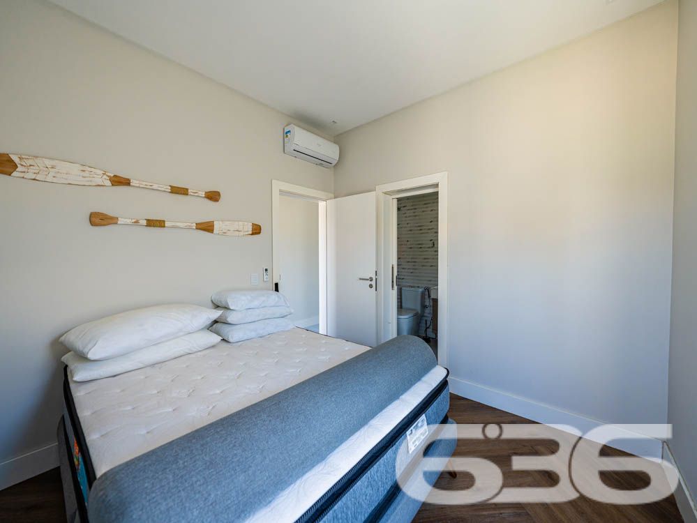 Sinta-se em casa em um imóvel de luxo à beira-mar em Balneário Barra do Sul, SC!

Imagine acordar todos os dias com uma vista espetacular do oceano e o som das ondas como trilha sonora. Este sobrado é o equilíbrio perfeito entre sofisticação, conforto e funcionalidade. Com 260m² de área construída e situado em um terreno de 300m², essa residência se destaca não apenas pela localização privilegiada, mas também pelos detalhes de acabamento e pelas comodidades que oferece.

Destaques do imóvel:

3 suítes, 1 suíte master cuidadosamente planejada, garantindo privacidade e conforto para toda a família.
Área social ampla, com sala de estar integrada à área de festas e cozinha gourmet, equipada com churrasqueira automática e móveis planejados de alto padrão.
Banheiros modernos e elegantes.
Piscina privativa com jardim, perfeita para momentos de lazer com amigos e familiares.
Home office e espaços internos bem distribuídos, incluindo sala, copa e cozinha conjugada, ideais para um dia a dia prático e funcional.
Infraestrutura completa, com persianas eletrônicas, sistema de alarme, interfone, grades e cerca elétrica, garantindo segurança e tranquilidade.

Conforto em cada detalhe:

A casa é 100% mobiliada, com móveis embutidos de alta qualidade, unindo elegância e praticidade. O design moderno é complementado por uma varanda com uma vista deslumbrante, permitindo momentos relaxantes com a brisa do litoral.

Situada em uma rua tranquila no Centro de Balneário Barra do Sul, o imóvel está próximo a serviços essenciais e vias de fácil acesso, ideal para quem valoriza praticidade sem abrir mão de qualidade de vida.

Esta é a oportunidade de viver com exclusividade, estilo e conforto em uma das áreas mais valorizadas do litoral catarinense.

Agende já a sua visita e descubra o que é morar bem!
Entre em contato com a 636 Negócios Imobiliários e realize o sonho de viver em uma residência que é a definição de perfeição.
 
636 NEGÓCIOS IMOBILIÁRIOS: A SUA MELHOR ESCOLHA
Com mais de 30 anos de experiência, a 636 Negócios Imobiliários é sua parceira ideal para encontrar o imóvel perfeito. Estamos prontos para ajudá-lo a fazer deste imóvel o seu novo lar.
 
Telefone: (47) 3451-0636
WhatsApp: (47) 99190-0636
 
Não perca esta oportunidade única. Visite nosso site para mais informações: i636.com.br