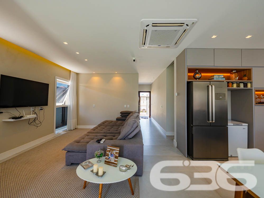 Sinta-se em casa em um imóvel de luxo à beira-mar em Balneário Barra do Sul, SC!

Imagine acordar todos os dias com uma vista espetacular do oceano e o som das ondas como trilha sonora. Este sobrado é o equilíbrio perfeito entre sofisticação, conforto e funcionalidade. Com 260m² de área construída e situado em um terreno de 300m², essa residência se destaca não apenas pela localização privilegiada, mas também pelos detalhes de acabamento e pelas comodidades que oferece.

Destaques do imóvel:

3 suítes, 1 suíte master cuidadosamente planejada, garantindo privacidade e conforto para toda a família.
Área social ampla, com sala de estar integrada à área de festas e cozinha gourmet, equipada com churrasqueira automática e móveis planejados de alto padrão.
Banheiros modernos e elegantes.
Piscina privativa com jardim, perfeita para momentos de lazer com amigos e familiares.
Home office e espaços internos bem distribuídos, incluindo sala, copa e cozinha conjugada, ideais para um dia a dia prático e funcional.
Infraestrutura completa, com persianas eletrônicas, sistema de alarme, interfone, grades e cerca elétrica, garantindo segurança e tranquilidade.

Conforto em cada detalhe:

A casa é 100% mobiliada, com móveis embutidos de alta qualidade, unindo elegância e praticidade. O design moderno é complementado por uma varanda com uma vista deslumbrante, permitindo momentos relaxantes com a brisa do litoral.

Situada em uma rua tranquila no Centro de Balneário Barra do Sul, o imóvel está próximo a serviços essenciais e vias de fácil acesso, ideal para quem valoriza praticidade sem abrir mão de qualidade de vida.

Esta é a oportunidade de viver com exclusividade, estilo e conforto em uma das áreas mais valorizadas do litoral catarinense.

Agende já a sua visita e descubra o que é morar bem!
Entre em contato com a 636 Negócios Imobiliários e realize o sonho de viver em uma residência que é a definição de perfeição.
 
636 NEGÓCIOS IMOBILIÁRIOS: A SUA MELHOR ESCOLHA
Com mais de 30 anos de experiência, a 636 Negócios Imobiliários é sua parceira ideal para encontrar o imóvel perfeito. Estamos prontos para ajudá-lo a fazer deste imóvel o seu novo lar.
 
Telefone: (47) 3451-0636
WhatsApp: (47) 99190-0636
 
Não perca esta oportunidade única. Visite nosso site para mais informações: i636.com.br