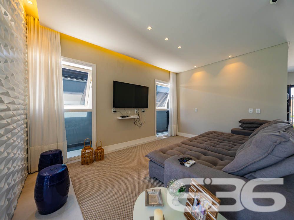 Sinta-se em casa em um imóvel de luxo à beira-mar em Balneário Barra do Sul, SC!

Imagine acordar todos os dias com uma vista espetacular do oceano e o som das ondas como trilha sonora. Este sobrado é o equilíbrio perfeito entre sofisticação, conforto e funcionalidade. Com 260m² de área construída e situado em um terreno de 300m², essa residência se destaca não apenas pela localização privilegiada, mas também pelos detalhes de acabamento e pelas comodidades que oferece.

Destaques do imóvel:

3 suítes, 1 suíte master cuidadosamente planejada, garantindo privacidade e conforto para toda a família.
Área social ampla, com sala de estar integrada à área de festas e cozinha gourmet, equipada com churrasqueira automática e móveis planejados de alto padrão.
Banheiros modernos e elegantes.
Piscina privativa com jardim, perfeita para momentos de lazer com amigos e familiares.
Home office e espaços internos bem distribuídos, incluindo sala, copa e cozinha conjugada, ideais para um dia a dia prático e funcional.
Infraestrutura completa, com persianas eletrônicas, sistema de alarme, interfone, grades e cerca elétrica, garantindo segurança e tranquilidade.

Conforto em cada detalhe:

A casa é 100% mobiliada, com móveis embutidos de alta qualidade, unindo elegância e praticidade. O design moderno é complementado por uma varanda com uma vista deslumbrante, permitindo momentos relaxantes com a brisa do litoral.

Situada em uma rua tranquila no Centro de Balneário Barra do Sul, o imóvel está próximo a serviços essenciais e vias de fácil acesso, ideal para quem valoriza praticidade sem abrir mão de qualidade de vida.

Esta é a oportunidade de viver com exclusividade, estilo e conforto em uma das áreas mais valorizadas do litoral catarinense.

Agende já a sua visita e descubra o que é morar bem!
Entre em contato com a 636 Negócios Imobiliários e realize o sonho de viver em uma residência que é a definição de perfeição.
 
636 NEGÓCIOS IMOBILIÁRIOS: A SUA MELHOR ESCOLHA
Com mais de 30 anos de experiência, a 636 Negócios Imobiliários é sua parceira ideal para encontrar o imóvel perfeito. Estamos prontos para ajudá-lo a fazer deste imóvel o seu novo lar.
 
Telefone: (47) 3451-0636
WhatsApp: (47) 99190-0636
 
Não perca esta oportunidade única. Visite nosso site para mais informações: i636.com.br