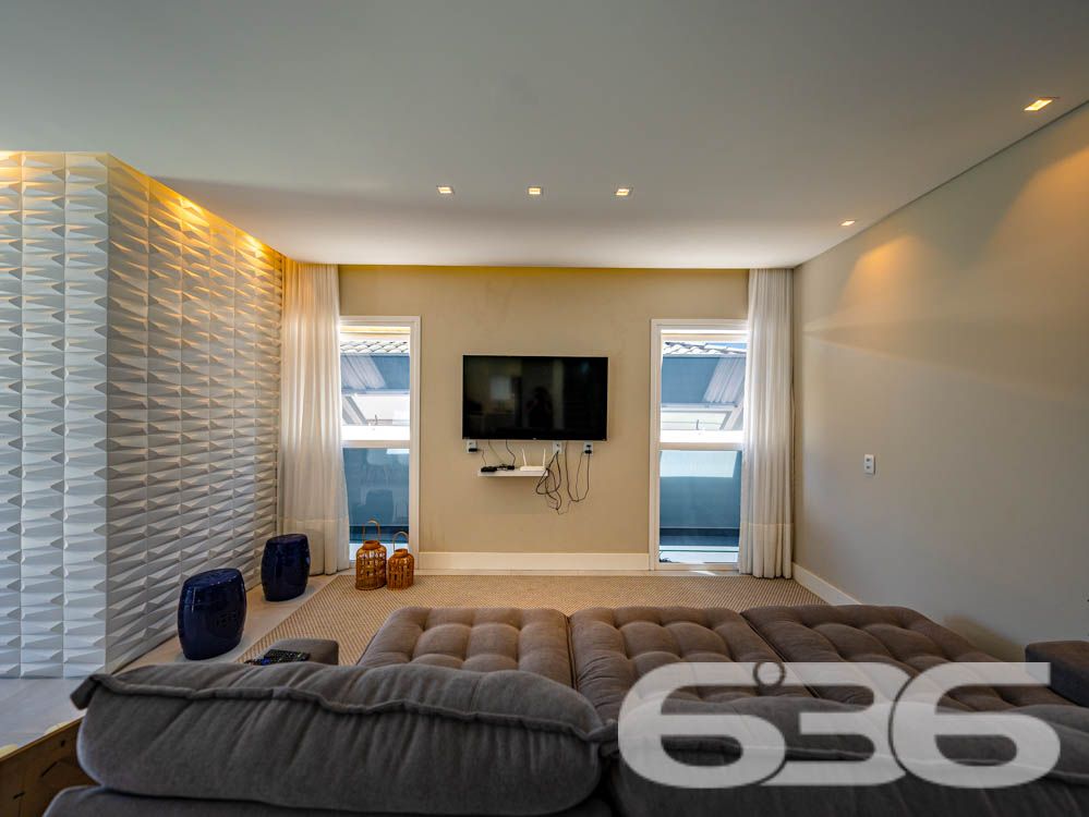 Sinta-se em casa em um imóvel de luxo à beira-mar em Balneário Barra do Sul, SC!

Imagine acordar todos os dias com uma vista espetacular do oceano e o som das ondas como trilha sonora. Este sobrado é o equilíbrio perfeito entre sofisticação, conforto e funcionalidade. Com 260m² de área construída e situado em um terreno de 300m², essa residência se destaca não apenas pela localização privilegiada, mas também pelos detalhes de acabamento e pelas comodidades que oferece.

Destaques do imóvel:

3 suítes, 1 suíte master cuidadosamente planejada, garantindo privacidade e conforto para toda a família.
Área social ampla, com sala de estar integrada à área de festas e cozinha gourmet, equipada com churrasqueira automática e móveis planejados de alto padrão.
Banheiros modernos e elegantes.
Piscina privativa com jardim, perfeita para momentos de lazer com amigos e familiares.
Home office e espaços internos bem distribuídos, incluindo sala, copa e cozinha conjugada, ideais para um dia a dia prático e funcional.
Infraestrutura completa, com persianas eletrônicas, sistema de alarme, interfone, grades e cerca elétrica, garantindo segurança e tranquilidade.

Conforto em cada detalhe:

A casa é 100% mobiliada, com móveis embutidos de alta qualidade, unindo elegância e praticidade. O design moderno é complementado por uma varanda com uma vista deslumbrante, permitindo momentos relaxantes com a brisa do litoral.

Situada em uma rua tranquila no Centro de Balneário Barra do Sul, o imóvel está próximo a serviços essenciais e vias de fácil acesso, ideal para quem valoriza praticidade sem abrir mão de qualidade de vida.

Esta é a oportunidade de viver com exclusividade, estilo e conforto em uma das áreas mais valorizadas do litoral catarinense.

Agende já a sua visita e descubra o que é morar bem!
Entre em contato com a 636 Negócios Imobiliários e realize o sonho de viver em uma residência que é a definição de perfeição.
 
636 NEGÓCIOS IMOBILIÁRIOS: A SUA MELHOR ESCOLHA
Com mais de 30 anos de experiência, a 636 Negócios Imobiliários é sua parceira ideal para encontrar o imóvel perfeito. Estamos prontos para ajudá-lo a fazer deste imóvel o seu novo lar.
 
Telefone: (47) 3451-0636
WhatsApp: (47) 99190-0636
 
Não perca esta oportunidade única. Visite nosso site para mais informações: i636.com.br