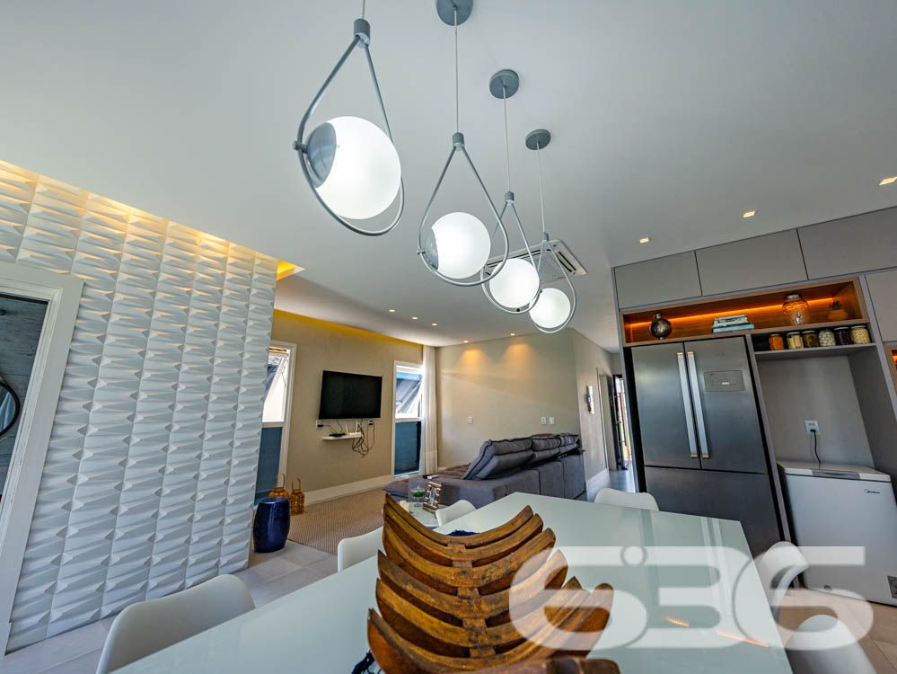 Sinta-se em casa em um imóvel de luxo à beira-mar em Balneário Barra do Sul, SC!

Imagine acordar todos os dias com uma vista espetacular do oceano e o som das ondas como trilha sonora. Este sobrado é o equilíbrio perfeito entre sofisticação, conforto e funcionalidade. Com 260m² de área construída e situado em um terreno de 300m², essa residência se destaca não apenas pela localização privilegiada, mas também pelos detalhes de acabamento e pelas comodidades que oferece.

Destaques do imóvel:

3 suítes, 1 suíte master cuidadosamente planejada, garantindo privacidade e conforto para toda a família.
Área social ampla, com sala de estar integrada à área de festas e cozinha gourmet, equipada com churrasqueira automática e móveis planejados de alto padrão.
Banheiros modernos e elegantes.
Piscina privativa com jardim, perfeita para momentos de lazer com amigos e familiares.
Home office e espaços internos bem distribuídos, incluindo sala, copa e cozinha conjugada, ideais para um dia a dia prático e funcional.
Infraestrutura completa, com persianas eletrônicas, sistema de alarme, interfone, grades e cerca elétrica, garantindo segurança e tranquilidade.

Conforto em cada detalhe:

A casa é 100% mobiliada, com móveis embutidos de alta qualidade, unindo elegância e praticidade. O design moderno é complementado por uma varanda com uma vista deslumbrante, permitindo momentos relaxantes com a brisa do litoral.

Situada em uma rua tranquila no Centro de Balneário Barra do Sul, o imóvel está próximo a serviços essenciais e vias de fácil acesso, ideal para quem valoriza praticidade sem abrir mão de qualidade de vida.

Esta é a oportunidade de viver com exclusividade, estilo e conforto em uma das áreas mais valorizadas do litoral catarinense.

Agende já a sua visita e descubra o que é morar bem!
Entre em contato com a 636 Negócios Imobiliários e realize o sonho de viver em uma residência que é a definição de perfeição.
 
636 NEGÓCIOS IMOBILIÁRIOS: A SUA MELHOR ESCOLHA
Com mais de 30 anos de experiência, a 636 Negócios Imobiliários é sua parceira ideal para encontrar o imóvel perfeito. Estamos prontos para ajudá-lo a fazer deste imóvel o seu novo lar.
 
Telefone: (47) 3451-0636
WhatsApp: (47) 99190-0636
 
Não perca esta oportunidade única. Visite nosso site para mais informações: i636.com.br
