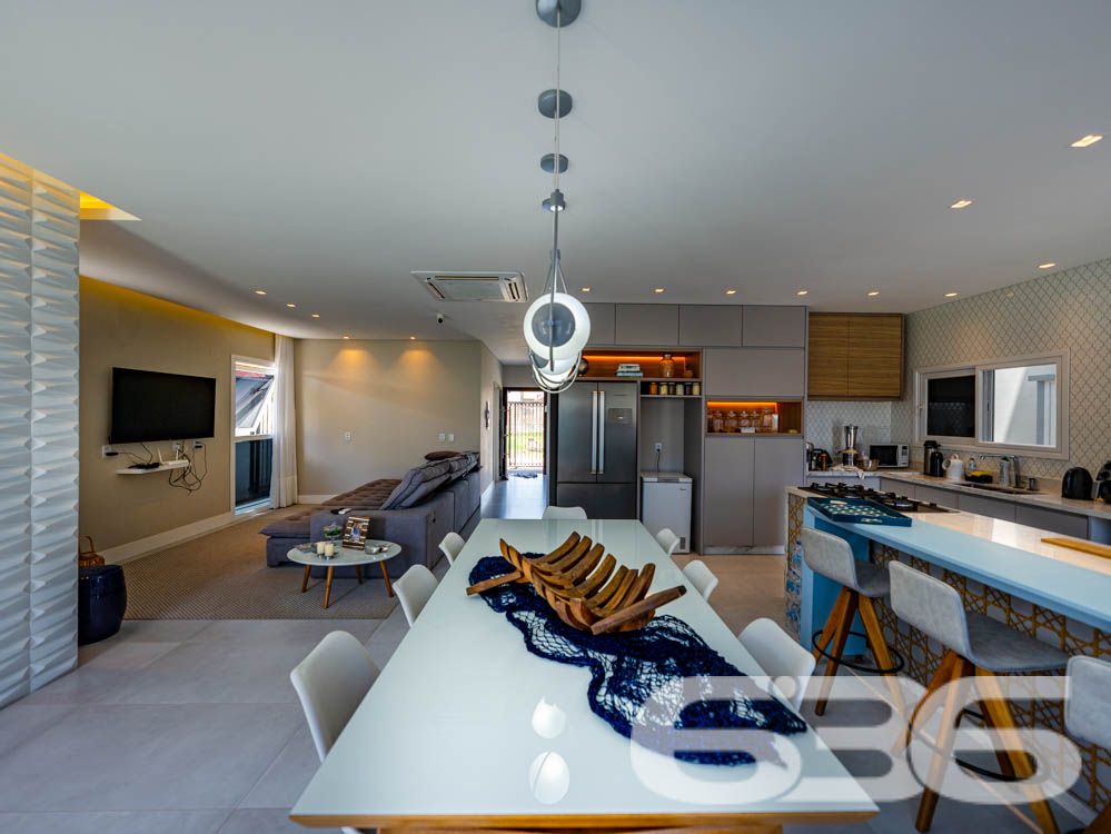 Sinta-se em casa em um imóvel de luxo à beira-mar em Balneário Barra do Sul, SC!

Imagine acordar todos os dias com uma vista espetacular do oceano e o som das ondas como trilha sonora. Este sobrado é o equilíbrio perfeito entre sofisticação, conforto e funcionalidade. Com 260m² de área construída e situado em um terreno de 300m², essa residência se destaca não apenas pela localização privilegiada, mas também pelos detalhes de acabamento e pelas comodidades que oferece.

Destaques do imóvel:

3 suítes, 1 suíte master cuidadosamente planejada, garantindo privacidade e conforto para toda a família.
Área social ampla, com sala de estar integrada à área de festas e cozinha gourmet, equipada com churrasqueira automática e móveis planejados de alto padrão.
Banheiros modernos e elegantes.
Piscina privativa com jardim, perfeita para momentos de lazer com amigos e familiares.
Home office e espaços internos bem distribuídos, incluindo sala, copa e cozinha conjugada, ideais para um dia a dia prático e funcional.
Infraestrutura completa, com persianas eletrônicas, sistema de alarme, interfone, grades e cerca elétrica, garantindo segurança e tranquilidade.

Conforto em cada detalhe:

A casa é 100% mobiliada, com móveis embutidos de alta qualidade, unindo elegância e praticidade. O design moderno é complementado por uma varanda com uma vista deslumbrante, permitindo momentos relaxantes com a brisa do litoral.

Situada em uma rua tranquila no Centro de Balneário Barra do Sul, o imóvel está próximo a serviços essenciais e vias de fácil acesso, ideal para quem valoriza praticidade sem abrir mão de qualidade de vida.

Esta é a oportunidade de viver com exclusividade, estilo e conforto em uma das áreas mais valorizadas do litoral catarinense.

Agende já a sua visita e descubra o que é morar bem!
Entre em contato com a 636 Negócios Imobiliários e realize o sonho de viver em uma residência que é a definição de perfeição.
 
636 NEGÓCIOS IMOBILIÁRIOS: A SUA MELHOR ESCOLHA
Com mais de 30 anos de experiência, a 636 Negócios Imobiliários é sua parceira ideal para encontrar o imóvel perfeito. Estamos prontos para ajudá-lo a fazer deste imóvel o seu novo lar.
 
Telefone: (47) 3451-0636
WhatsApp: (47) 99190-0636
 
Não perca esta oportunidade única. Visite nosso site para mais informações: i636.com.br
