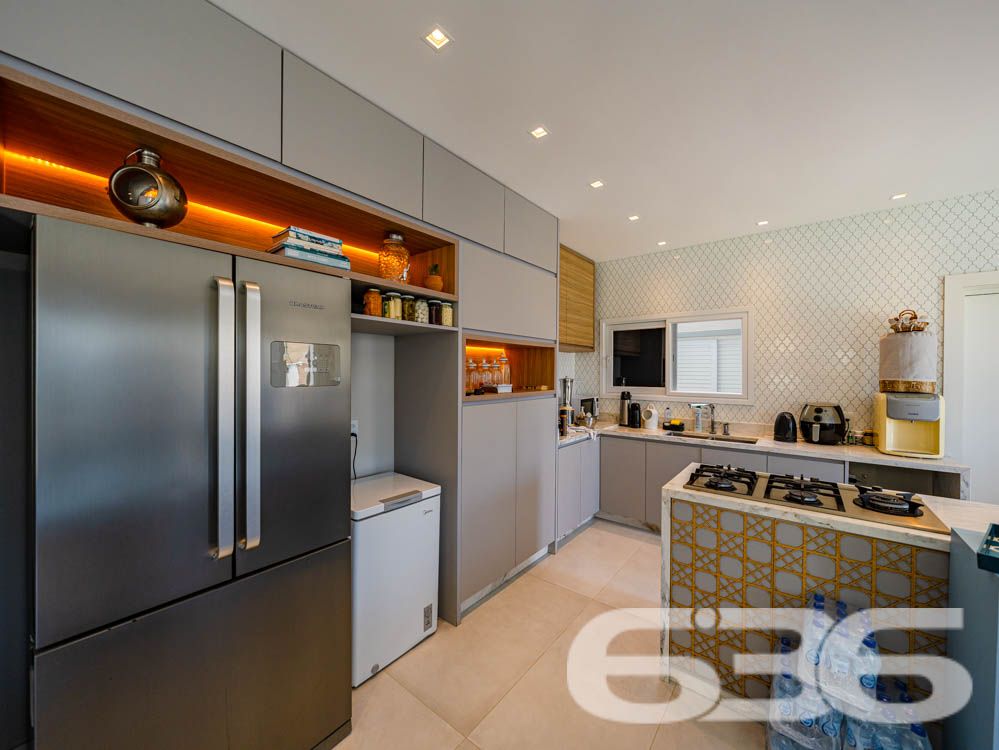 Sinta-se em casa em um imóvel de luxo à beira-mar em Balneário Barra do Sul, SC!

Imagine acordar todos os dias com uma vista espetacular do oceano e o som das ondas como trilha sonora. Este sobrado é o equilíbrio perfeito entre sofisticação, conforto e funcionalidade. Com 260m² de área construída e situado em um terreno de 300m², essa residência se destaca não apenas pela localização privilegiada, mas também pelos detalhes de acabamento e pelas comodidades que oferece.

Destaques do imóvel:

3 suítes, 1 suíte master cuidadosamente planejada, garantindo privacidade e conforto para toda a família.
Área social ampla, com sala de estar integrada à área de festas e cozinha gourmet, equipada com churrasqueira automática e móveis planejados de alto padrão.
Banheiros modernos e elegantes.
Piscina privativa com jardim, perfeita para momentos de lazer com amigos e familiares.
Home office e espaços internos bem distribuídos, incluindo sala, copa e cozinha conjugada, ideais para um dia a dia prático e funcional.
Infraestrutura completa, com persianas eletrônicas, sistema de alarme, interfone, grades e cerca elétrica, garantindo segurança e tranquilidade.

Conforto em cada detalhe:

A casa é 100% mobiliada, com móveis embutidos de alta qualidade, unindo elegância e praticidade. O design moderno é complementado por uma varanda com uma vista deslumbrante, permitindo momentos relaxantes com a brisa do litoral.

Situada em uma rua tranquila no Centro de Balneário Barra do Sul, o imóvel está próximo a serviços essenciais e vias de fácil acesso, ideal para quem valoriza praticidade sem abrir mão de qualidade de vida.

Esta é a oportunidade de viver com exclusividade, estilo e conforto em uma das áreas mais valorizadas do litoral catarinense.

Agende já a sua visita e descubra o que é morar bem!
Entre em contato com a 636 Negócios Imobiliários e realize o sonho de viver em uma residência que é a definição de perfeição.
 
636 NEGÓCIOS IMOBILIÁRIOS: A SUA MELHOR ESCOLHA
Com mais de 30 anos de experiência, a 636 Negócios Imobiliários é sua parceira ideal para encontrar o imóvel perfeito. Estamos prontos para ajudá-lo a fazer deste imóvel o seu novo lar.
 
Telefone: (47) 3451-0636
WhatsApp: (47) 99190-0636
 
Não perca esta oportunidade única. Visite nosso site para mais informações: i636.com.br