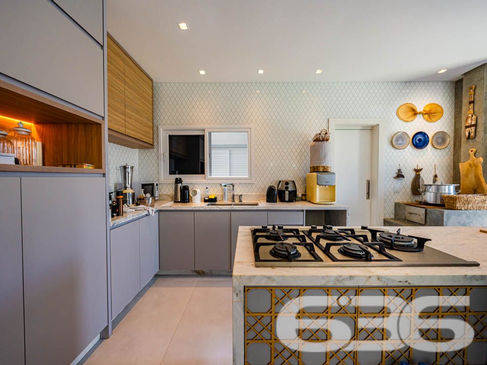 Sinta-se em casa em um imóvel de luxo à beira-mar em Balneário Barra do Sul, SC!

Imagine acordar todos os dias com uma vista espetacular do oceano e o som das ondas como trilha sonora. Este sobrado é o equilíbrio perfeito entre sofisticação, conforto e funcionalidade. Com 260m² de área construída e situado em um terreno de 300m², essa residência se destaca não apenas pela localização privilegiada, mas também pelos detalhes de acabamento e pelas comodidades que oferece.

Destaques do imóvel:

3 suítes, 1 suíte master cuidadosamente planejada, garantindo privacidade e conforto para toda a família.
Área social ampla, com sala de estar integrada à área de festas e cozinha gourmet, equipada com churrasqueira automática e móveis planejados de alto padrão.
Banheiros modernos e elegantes.
Piscina privativa com jardim, perfeita para momentos de lazer com amigos e familiares.
Home office e espaços internos bem distribuídos, incluindo sala, copa e cozinha conjugada, ideais para um dia a dia prático e funcional.
Infraestrutura completa, com persianas eletrônicas, sistema de alarme, interfone, grades e cerca elétrica, garantindo segurança e tranquilidade.

Conforto em cada detalhe:

A casa é 100% mobiliada, com móveis embutidos de alta qualidade, unindo elegância e praticidade. O design moderno é complementado por uma varanda com uma vista deslumbrante, permitindo momentos relaxantes com a brisa do litoral.

Situada em uma rua tranquila no Centro de Balneário Barra do Sul, o imóvel está próximo a serviços essenciais e vias de fácil acesso, ideal para quem valoriza praticidade sem abrir mão de qualidade de vida.

Esta é a oportunidade de viver com exclusividade, estilo e conforto em uma das áreas mais valorizadas do litoral catarinense.

Agende já a sua visita e descubra o que é morar bem!
Entre em contato com a 636 Negócios Imobiliários e realize o sonho de viver em uma residência que é a definição de perfeição.
 
636 NEGÓCIOS IMOBILIÁRIOS: A SUA MELHOR ESCOLHA
Com mais de 30 anos de experiência, a 636 Negócios Imobiliários é sua parceira ideal para encontrar o imóvel perfeito. Estamos prontos para ajudá-lo a fazer deste imóvel o seu novo lar.
 
Telefone: (47) 3451-0636
WhatsApp: (47) 99190-0636
 
Não perca esta oportunidade única. Visite nosso site para mais informações: i636.com.br
