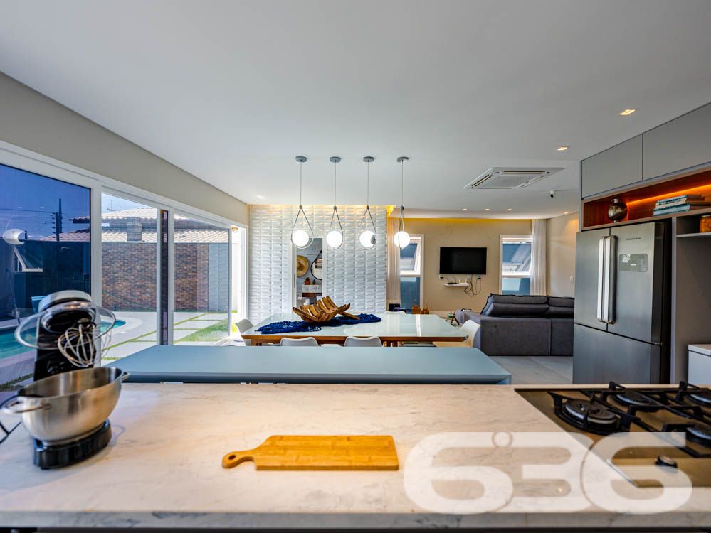 Sinta-se em casa em um imóvel de luxo à beira-mar em Balneário Barra do Sul, SC!

Imagine acordar todos os dias com uma vista espetacular do oceano e o som das ondas como trilha sonora. Este sobrado é o equilíbrio perfeito entre sofisticação, conforto e funcionalidade. Com 260m² de área construída e situado em um terreno de 300m², essa residência se destaca não apenas pela localização privilegiada, mas também pelos detalhes de acabamento e pelas comodidades que oferece.

Destaques do imóvel:

3 suítes, 1 suíte master cuidadosamente planejada, garantindo privacidade e conforto para toda a família.
Área social ampla, com sala de estar integrada à área de festas e cozinha gourmet, equipada com churrasqueira automática e móveis planejados de alto padrão.
Banheiros modernos e elegantes.
Piscina privativa com jardim, perfeita para momentos de lazer com amigos e familiares.
Home office e espaços internos bem distribuídos, incluindo sala, copa e cozinha conjugada, ideais para um dia a dia prático e funcional.
Infraestrutura completa, com persianas eletrônicas, sistema de alarme, interfone, grades e cerca elétrica, garantindo segurança e tranquilidade.

Conforto em cada detalhe:

A casa é 100% mobiliada, com móveis embutidos de alta qualidade, unindo elegância e praticidade. O design moderno é complementado por uma varanda com uma vista deslumbrante, permitindo momentos relaxantes com a brisa do litoral.

Situada em uma rua tranquila no Centro de Balneário Barra do Sul, o imóvel está próximo a serviços essenciais e vias de fácil acesso, ideal para quem valoriza praticidade sem abrir mão de qualidade de vida.

Esta é a oportunidade de viver com exclusividade, estilo e conforto em uma das áreas mais valorizadas do litoral catarinense.

Agende já a sua visita e descubra o que é morar bem!
Entre em contato com a 636 Negócios Imobiliários e realize o sonho de viver em uma residência que é a definição de perfeição.
 
636 NEGÓCIOS IMOBILIÁRIOS: A SUA MELHOR ESCOLHA
Com mais de 30 anos de experiência, a 636 Negócios Imobiliários é sua parceira ideal para encontrar o imóvel perfeito. Estamos prontos para ajudá-lo a fazer deste imóvel o seu novo lar.
 
Telefone: (47) 3451-0636
WhatsApp: (47) 99190-0636
 
Não perca esta oportunidade única. Visite nosso site para mais informações: i636.com.br