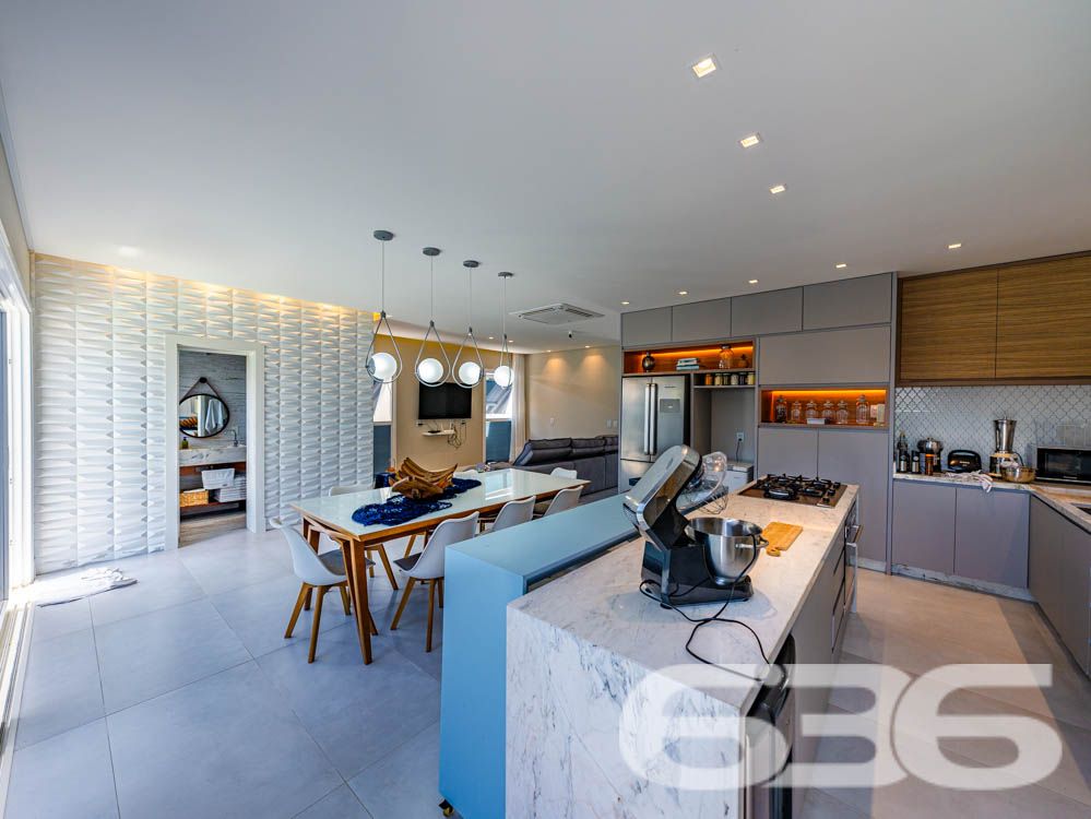 Sinta-se em casa em um imóvel de luxo à beira-mar em Balneário Barra do Sul, SC!

Imagine acordar todos os dias com uma vista espetacular do oceano e o som das ondas como trilha sonora. Este sobrado é o equilíbrio perfeito entre sofisticação, conforto e funcionalidade. Com 260m² de área construída e situado em um terreno de 300m², essa residência se destaca não apenas pela localização privilegiada, mas também pelos detalhes de acabamento e pelas comodidades que oferece.

Destaques do imóvel:

3 suítes, 1 suíte master cuidadosamente planejada, garantindo privacidade e conforto para toda a família.
Área social ampla, com sala de estar integrada à área de festas e cozinha gourmet, equipada com churrasqueira automática e móveis planejados de alto padrão.
Banheiros modernos e elegantes.
Piscina privativa com jardim, perfeita para momentos de lazer com amigos e familiares.
Home office e espaços internos bem distribuídos, incluindo sala, copa e cozinha conjugada, ideais para um dia a dia prático e funcional.
Infraestrutura completa, com persianas eletrônicas, sistema de alarme, interfone, grades e cerca elétrica, garantindo segurança e tranquilidade.

Conforto em cada detalhe:

A casa é 100% mobiliada, com móveis embutidos de alta qualidade, unindo elegância e praticidade. O design moderno é complementado por uma varanda com uma vista deslumbrante, permitindo momentos relaxantes com a brisa do litoral.

Situada em uma rua tranquila no Centro de Balneário Barra do Sul, o imóvel está próximo a serviços essenciais e vias de fácil acesso, ideal para quem valoriza praticidade sem abrir mão de qualidade de vida.

Esta é a oportunidade de viver com exclusividade, estilo e conforto em uma das áreas mais valorizadas do litoral catarinense.

Agende já a sua visita e descubra o que é morar bem!
Entre em contato com a 636 Negócios Imobiliários e realize o sonho de viver em uma residência que é a definição de perfeição.
 
636 NEGÓCIOS IMOBILIÁRIOS: A SUA MELHOR ESCOLHA
Com mais de 30 anos de experiência, a 636 Negócios Imobiliários é sua parceira ideal para encontrar o imóvel perfeito. Estamos prontos para ajudá-lo a fazer deste imóvel o seu novo lar.
 
Telefone: (47) 3451-0636
WhatsApp: (47) 99190-0636
 
Não perca esta oportunidade única. Visite nosso site para mais informações: i636.com.br