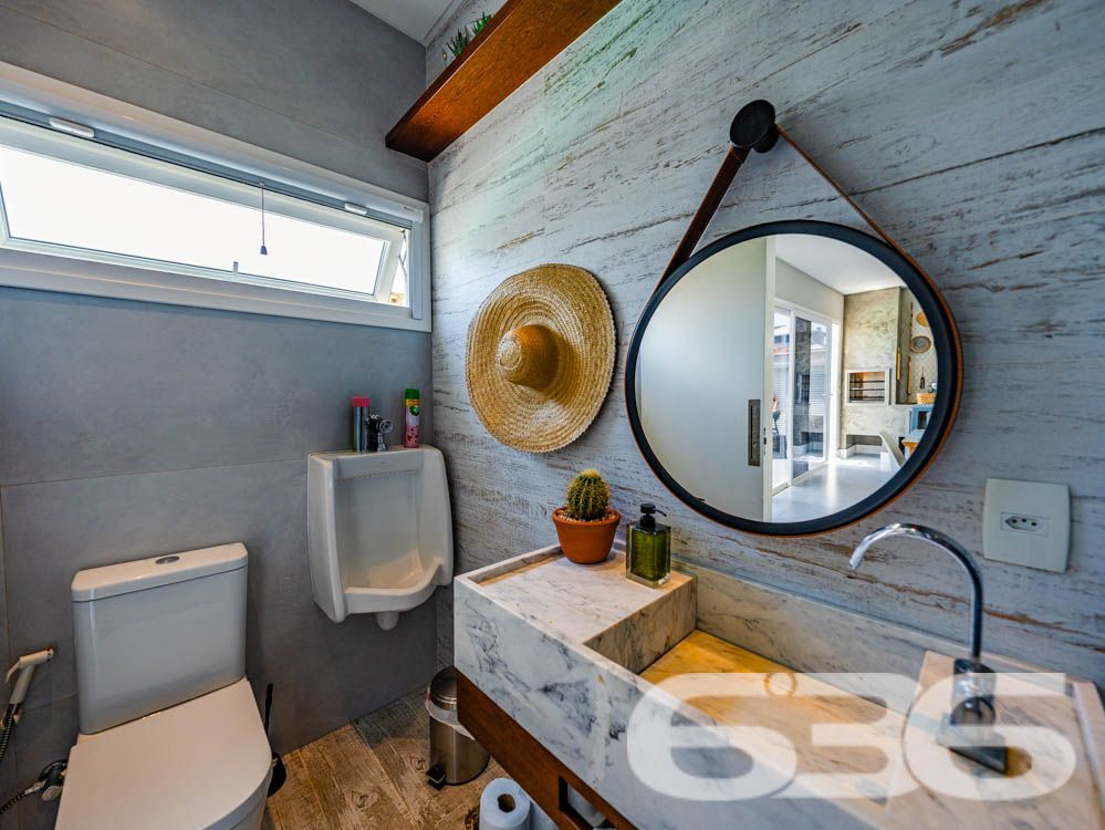 Sinta-se em casa em um imóvel de luxo à beira-mar em Balneário Barra do Sul, SC!

Imagine acordar todos os dias com uma vista espetacular do oceano e o som das ondas como trilha sonora. Este sobrado é o equilíbrio perfeito entre sofisticação, conforto e funcionalidade. Com 260m² de área construída e situado em um terreno de 300m², essa residência se destaca não apenas pela localização privilegiada, mas também pelos detalhes de acabamento e pelas comodidades que oferece.

Destaques do imóvel:

3 suítes, 1 suíte master cuidadosamente planejada, garantindo privacidade e conforto para toda a família.
Área social ampla, com sala de estar integrada à área de festas e cozinha gourmet, equipada com churrasqueira automática e móveis planejados de alto padrão.
Banheiros modernos e elegantes.
Piscina privativa com jardim, perfeita para momentos de lazer com amigos e familiares.
Home office e espaços internos bem distribuídos, incluindo sala, copa e cozinha conjugada, ideais para um dia a dia prático e funcional.
Infraestrutura completa, com persianas eletrônicas, sistema de alarme, interfone, grades e cerca elétrica, garantindo segurança e tranquilidade.

Conforto em cada detalhe:

A casa é 100% mobiliada, com móveis embutidos de alta qualidade, unindo elegância e praticidade. O design moderno é complementado por uma varanda com uma vista deslumbrante, permitindo momentos relaxantes com a brisa do litoral.

Situada em uma rua tranquila no Centro de Balneário Barra do Sul, o imóvel está próximo a serviços essenciais e vias de fácil acesso, ideal para quem valoriza praticidade sem abrir mão de qualidade de vida.

Esta é a oportunidade de viver com exclusividade, estilo e conforto em uma das áreas mais valorizadas do litoral catarinense.

Agende já a sua visita e descubra o que é morar bem!
Entre em contato com a 636 Negócios Imobiliários e realize o sonho de viver em uma residência que é a definição de perfeição.
 
636 NEGÓCIOS IMOBILIÁRIOS: A SUA MELHOR ESCOLHA
Com mais de 30 anos de experiência, a 636 Negócios Imobiliários é sua parceira ideal para encontrar o imóvel perfeito. Estamos prontos para ajudá-lo a fazer deste imóvel o seu novo lar.
 
Telefone: (47) 3451-0636
WhatsApp: (47) 99190-0636
 
Não perca esta oportunidade única. Visite nosso site para mais informações: i636.com.br