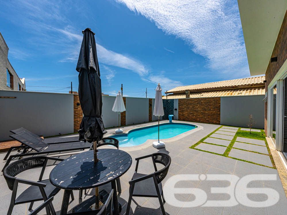 Sinta-se em casa em um imóvel de luxo à beira-mar em Balneário Barra do Sul, SC!

Imagine acordar todos os dias com uma vista espetacular do oceano e o som das ondas como trilha sonora. Este sobrado é o equilíbrio perfeito entre sofisticação, conforto e funcionalidade. Com 260m² de área construída e situado em um terreno de 300m², essa residência se destaca não apenas pela localização privilegiada, mas também pelos detalhes de acabamento e pelas comodidades que oferece.

Destaques do imóvel:

3 suítes, 1 suíte master cuidadosamente planejada, garantindo privacidade e conforto para toda a família.
Área social ampla, com sala de estar integrada à área de festas e cozinha gourmet, equipada com churrasqueira automática e móveis planejados de alto padrão.
Banheiros modernos e elegantes.
Piscina privativa com jardim, perfeita para momentos de lazer com amigos e familiares.
Home office e espaços internos bem distribuídos, incluindo sala, copa e cozinha conjugada, ideais para um dia a dia prático e funcional.
Infraestrutura completa, com persianas eletrônicas, sistema de alarme, interfone, grades e cerca elétrica, garantindo segurança e tranquilidade.

Conforto em cada detalhe:

A casa é 100% mobiliada, com móveis embutidos de alta qualidade, unindo elegância e praticidade. O design moderno é complementado por uma varanda com uma vista deslumbrante, permitindo momentos relaxantes com a brisa do litoral.

Situada em uma rua tranquila no Centro de Balneário Barra do Sul, o imóvel está próximo a serviços essenciais e vias de fácil acesso, ideal para quem valoriza praticidade sem abrir mão de qualidade de vida.

Esta é a oportunidade de viver com exclusividade, estilo e conforto em uma das áreas mais valorizadas do litoral catarinense.

Agende já a sua visita e descubra o que é morar bem!
Entre em contato com a 636 Negócios Imobiliários e realize o sonho de viver em uma residência que é a definição de perfeição.
 
636 NEGÓCIOS IMOBILIÁRIOS: A SUA MELHOR ESCOLHA
Com mais de 30 anos de experiência, a 636 Negócios Imobiliários é sua parceira ideal para encontrar o imóvel perfeito. Estamos prontos para ajudá-lo a fazer deste imóvel o seu novo lar.
 
Telefone: (47) 3451-0636
WhatsApp: (47) 99190-0636
 
Não perca esta oportunidade única. Visite nosso site para mais informações: i636.com.br