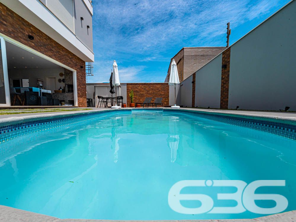 Sinta-se em casa em um imóvel de luxo à beira-mar em Balneário Barra do Sul, SC!

Imagine acordar todos os dias com uma vista espetacular do oceano e o som das ondas como trilha sonora. Este sobrado é o equilíbrio perfeito entre sofisticação, conforto e funcionalidade. Com 260m² de área construída e situado em um terreno de 300m², essa residência se destaca não apenas pela localização privilegiada, mas também pelos detalhes de acabamento e pelas comodidades que oferece.

Destaques do imóvel:

3 suítes, 1 suíte master cuidadosamente planejada, garantindo privacidade e conforto para toda a família.
Área social ampla, com sala de estar integrada à área de festas e cozinha gourmet, equipada com churrasqueira automática e móveis planejados de alto padrão.
Banheiros modernos e elegantes.
Piscina privativa com jardim, perfeita para momentos de lazer com amigos e familiares.
Home office e espaços internos bem distribuídos, incluindo sala, copa e cozinha conjugada, ideais para um dia a dia prático e funcional.
Infraestrutura completa, com persianas eletrônicas, sistema de alarme, interfone, grades e cerca elétrica, garantindo segurança e tranquilidade.

Conforto em cada detalhe:

A casa é 100% mobiliada, com móveis embutidos de alta qualidade, unindo elegância e praticidade. O design moderno é complementado por uma varanda com uma vista deslumbrante, permitindo momentos relaxantes com a brisa do litoral.

Situada em uma rua tranquila no Centro de Balneário Barra do Sul, o imóvel está próximo a serviços essenciais e vias de fácil acesso, ideal para quem valoriza praticidade sem abrir mão de qualidade de vida.

Esta é a oportunidade de viver com exclusividade, estilo e conforto em uma das áreas mais valorizadas do litoral catarinense.

Agende já a sua visita e descubra o que é morar bem!
Entre em contato com a 636 Negócios Imobiliários e realize o sonho de viver em uma residência que é a definição de perfeição.
 
636 NEGÓCIOS IMOBILIÁRIOS: A SUA MELHOR ESCOLHA
Com mais de 30 anos de experiência, a 636 Negócios Imobiliários é sua parceira ideal para encontrar o imóvel perfeito. Estamos prontos para ajudá-lo a fazer deste imóvel o seu novo lar.
 
Telefone: (47) 3451-0636
WhatsApp: (47) 99190-0636
 
Não perca esta oportunidade única. Visite nosso site para mais informações: i636.com.br