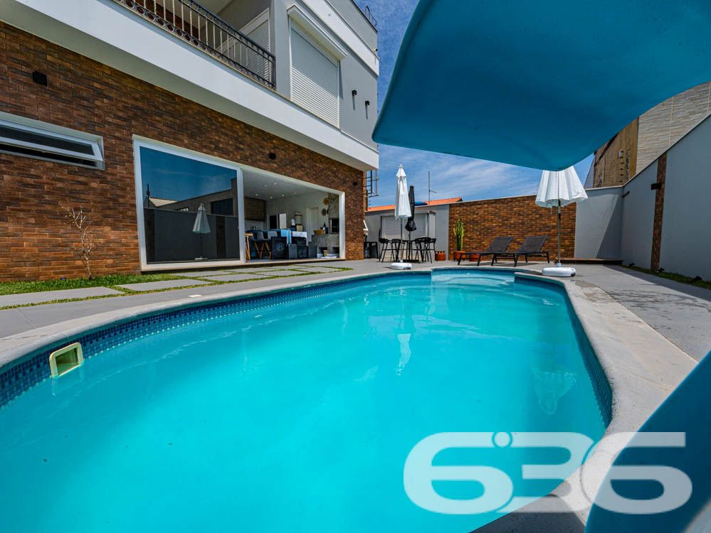 Sinta-se em casa em um imóvel de luxo à beira-mar em Balneário Barra do Sul, SC!

Imagine acordar todos os dias com uma vista espetacular do oceano e o som das ondas como trilha sonora. Este sobrado é o equilíbrio perfeito entre sofisticação, conforto e funcionalidade. Com 260m² de área construída e situado em um terreno de 300m², essa residência se destaca não apenas pela localização privilegiada, mas também pelos detalhes de acabamento e pelas comodidades que oferece.

Destaques do imóvel:

3 suítes, 1 suíte master cuidadosamente planejada, garantindo privacidade e conforto para toda a família.
Área social ampla, com sala de estar integrada à área de festas e cozinha gourmet, equipada com churrasqueira automática e móveis planejados de alto padrão.
Banheiros modernos e elegantes.
Piscina privativa com jardim, perfeita para momentos de lazer com amigos e familiares.
Home office e espaços internos bem distribuídos, incluindo sala, copa e cozinha conjugada, ideais para um dia a dia prático e funcional.
Infraestrutura completa, com persianas eletrônicas, sistema de alarme, interfone, grades e cerca elétrica, garantindo segurança e tranquilidade.

Conforto em cada detalhe:

A casa é 100% mobiliada, com móveis embutidos de alta qualidade, unindo elegância e praticidade. O design moderno é complementado por uma varanda com uma vista deslumbrante, permitindo momentos relaxantes com a brisa do litoral.

Situada em uma rua tranquila no Centro de Balneário Barra do Sul, o imóvel está próximo a serviços essenciais e vias de fácil acesso, ideal para quem valoriza praticidade sem abrir mão de qualidade de vida.

Esta é a oportunidade de viver com exclusividade, estilo e conforto em uma das áreas mais valorizadas do litoral catarinense.

Agende já a sua visita e descubra o que é morar bem!
Entre em contato com a 636 Negócios Imobiliários e realize o sonho de viver em uma residência que é a definição de perfeição.
 
636 NEGÓCIOS IMOBILIÁRIOS: A SUA MELHOR ESCOLHA
Com mais de 30 anos de experiência, a 636 Negócios Imobiliários é sua parceira ideal para encontrar o imóvel perfeito. Estamos prontos para ajudá-lo a fazer deste imóvel o seu novo lar.
 
Telefone: (47) 3451-0636
WhatsApp: (47) 99190-0636
 
Não perca esta oportunidade única. Visite nosso site para mais informações: i636.com.br