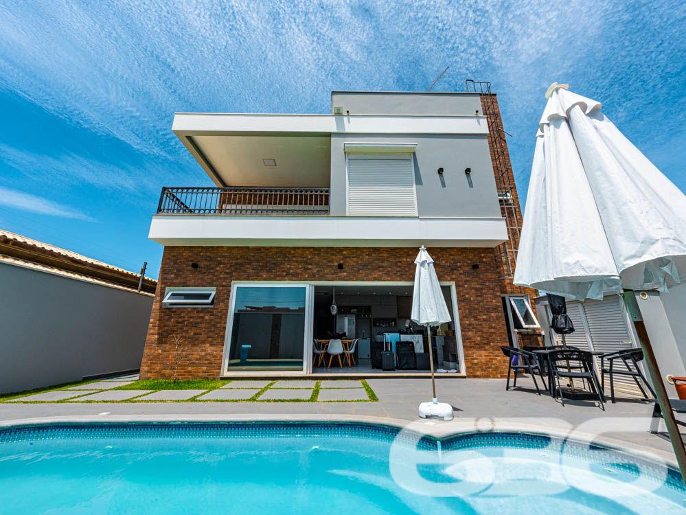 Sinta-se em casa em um imóvel de luxo à beira-mar em Balneário Barra do Sul, SC!

Imagine acordar todos os dias com uma vista espetacular do oceano e o som das ondas como trilha sonora. Este sobrado é o equilíbrio perfeito entre sofisticação, conforto e funcionalidade. Com 260m² de área construída e situado em um terreno de 300m², essa residência se destaca não apenas pela localização privilegiada, mas também pelos detalhes de acabamento e pelas comodidades que oferece.

Destaques do imóvel:

3 suítes, 1 suíte master cuidadosamente planejada, garantindo privacidade e conforto para toda a família.
Área social ampla, com sala de estar integrada à área de festas e cozinha gourmet, equipada com churrasqueira automática e móveis planejados de alto padrão.
Banheiros modernos e elegantes.
Piscina privativa com jardim, perfeita para momentos de lazer com amigos e familiares.
Home office e espaços internos bem distribuídos, incluindo sala, copa e cozinha conjugada, ideais para um dia a dia prático e funcional.
Infraestrutura completa, com persianas eletrônicas, sistema de alarme, interfone, grades e cerca elétrica, garantindo segurança e tranquilidade.

Conforto em cada detalhe:

A casa é 100% mobiliada, com móveis embutidos de alta qualidade, unindo elegância e praticidade. O design moderno é complementado por uma varanda com uma vista deslumbrante, permitindo momentos relaxantes com a brisa do litoral.

Situada em uma rua tranquila no Centro de Balneário Barra do Sul, o imóvel está próximo a serviços essenciais e vias de fácil acesso, ideal para quem valoriza praticidade sem abrir mão de qualidade de vida.

Esta é a oportunidade de viver com exclusividade, estilo e conforto em uma das áreas mais valorizadas do litoral catarinense.

Agende já a sua visita e descubra o que é morar bem!
Entre em contato com a 636 Negócios Imobiliários e realize o sonho de viver em uma residência que é a definição de perfeição.
 
636 NEGÓCIOS IMOBILIÁRIOS: A SUA MELHOR ESCOLHA
Com mais de 30 anos de experiência, a 636 Negócios Imobiliários é sua parceira ideal para encontrar o imóvel perfeito. Estamos prontos para ajudá-lo a fazer deste imóvel o seu novo lar.
 
Telefone: (47) 3451-0636
WhatsApp: (47) 99190-0636
 
Não perca esta oportunidade única. Visite nosso site para mais informações: i636.com.br