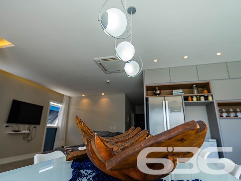 Sinta-se em casa em um imóvel de luxo à beira-mar em Balneário Barra do Sul, SC!

Imagine acordar todos os dias com uma vista espetacular do oceano e o som das ondas como trilha sonora. Este sobrado é o equilíbrio perfeito entre sofisticação, conforto e funcionalidade. Com 260m² de área construída e situado em um terreno de 300m², essa residência se destaca não apenas pela localização privilegiada, mas também pelos detalhes de acabamento e pelas comodidades que oferece.

Destaques do imóvel:

3 suítes, 1 suíte master cuidadosamente planejada, garantindo privacidade e conforto para toda a família.
Área social ampla, com sala de estar integrada à área de festas e cozinha gourmet, equipada com churrasqueira automática e móveis planejados de alto padrão.
Banheiros modernos e elegantes.
Piscina privativa com jardim, perfeita para momentos de lazer com amigos e familiares.
Home office e espaços internos bem distribuídos, incluindo sala, copa e cozinha conjugada, ideais para um dia a dia prático e funcional.
Infraestrutura completa, com persianas eletrônicas, sistema de alarme, interfone, grades e cerca elétrica, garantindo segurança e tranquilidade.

Conforto em cada detalhe:

A casa é 100% mobiliada, com móveis embutidos de alta qualidade, unindo elegância e praticidade. O design moderno é complementado por uma varanda com uma vista deslumbrante, permitindo momentos relaxantes com a brisa do litoral.

Situada em uma rua tranquila no Centro de Balneário Barra do Sul, o imóvel está próximo a serviços essenciais e vias de fácil acesso, ideal para quem valoriza praticidade sem abrir mão de qualidade de vida.

Esta é a oportunidade de viver com exclusividade, estilo e conforto em uma das áreas mais valorizadas do litoral catarinense.

Agende já a sua visita e descubra o que é morar bem!
Entre em contato com a 636 Negócios Imobiliários e realize o sonho de viver em uma residência que é a definição de perfeição.
 
636 NEGÓCIOS IMOBILIÁRIOS: A SUA MELHOR ESCOLHA
Com mais de 30 anos de experiência, a 636 Negócios Imobiliários é sua parceira ideal para encontrar o imóvel perfeito. Estamos prontos para ajudá-lo a fazer deste imóvel o seu novo lar.
 
Telefone: (47) 3451-0636
WhatsApp: (47) 99190-0636
 
Não perca esta oportunidade única. Visite nosso site para mais informações: i636.com.br