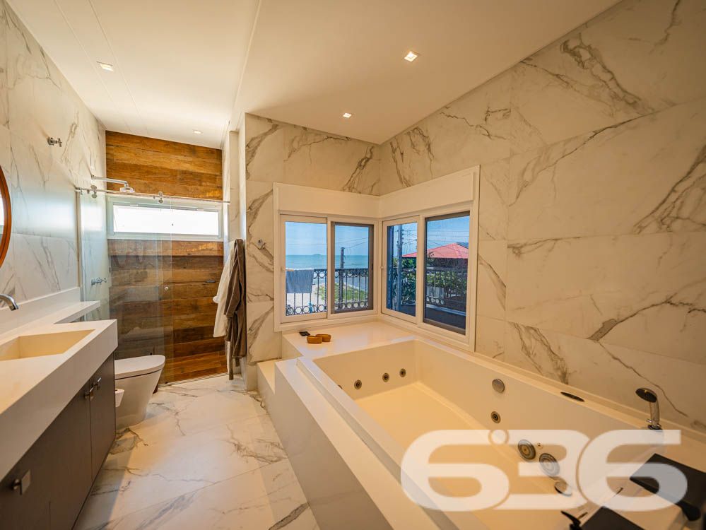 Sinta-se em casa em um imóvel de luxo à beira-mar em Balneário Barra do Sul, SC!

Imagine acordar todos os dias com uma vista espetacular do oceano e o som das ondas como trilha sonora. Este sobrado é o equilíbrio perfeito entre sofisticação, conforto e funcionalidade. Com 260m² de área construída e situado em um terreno de 300m², essa residência se destaca não apenas pela localização privilegiada, mas também pelos detalhes de acabamento e pelas comodidades que oferece.

Destaques do imóvel:

3 suítes, 1 suíte master cuidadosamente planejada, garantindo privacidade e conforto para toda a família.
Área social ampla, com sala de estar integrada à área de festas e cozinha gourmet, equipada com churrasqueira automática e móveis planejados de alto padrão.
Banheiros modernos e elegantes.
Piscina privativa com jardim, perfeita para momentos de lazer com amigos e familiares.
Home office e espaços internos bem distribuídos, incluindo sala, copa e cozinha conjugada, ideais para um dia a dia prático e funcional.
Infraestrutura completa, com persianas eletrônicas, sistema de alarme, interfone, grades e cerca elétrica, garantindo segurança e tranquilidade.

Conforto em cada detalhe:

A casa é 100% mobiliada, com móveis embutidos de alta qualidade, unindo elegância e praticidade. O design moderno é complementado por uma varanda com uma vista deslumbrante, permitindo momentos relaxantes com a brisa do litoral.

Situada em uma rua tranquila no Centro de Balneário Barra do Sul, o imóvel está próximo a serviços essenciais e vias de fácil acesso, ideal para quem valoriza praticidade sem abrir mão de qualidade de vida.

Esta é a oportunidade de viver com exclusividade, estilo e conforto em uma das áreas mais valorizadas do litoral catarinense.

Agende já a sua visita e descubra o que é morar bem!
Entre em contato com a 636 Negócios Imobiliários e realize o sonho de viver em uma residência que é a definição de perfeição.
 
636 NEGÓCIOS IMOBILIÁRIOS: A SUA MELHOR ESCOLHA
Com mais de 30 anos de experiência, a 636 Negócios Imobiliários é sua parceira ideal para encontrar o imóvel perfeito. Estamos prontos para ajudá-lo a fazer deste imóvel o seu novo lar.
 
Telefone: (47) 3451-0636
WhatsApp: (47) 99190-0636
 
Não perca esta oportunidade única. Visite nosso site para mais informações: i636.com.br