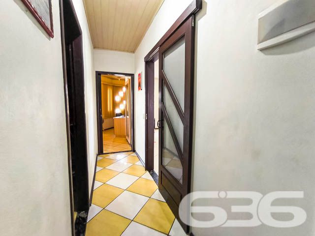 Ótima oportunidade para você que busca um imóvel completo e com excelente localização! Localizado no coração de Pirabeiraba, Joinville/SC, este sobrado único reúne tudo o que você precisa: conforto, espaço e um grande potencial para morar e investir.

Detalhes do Imóvel:
3 dormitórios, 1 suíte ampla e confortável.
5 banheiros, garantindo privacidade e praticidade.
Sala de estar e jantar integradas, trazendo charme e funcionalidade ao ambiente.
Cozinha espaçosa com móveis planejados, ideal para reunir a família e preparar refeições inesquecíveis.
Área de festas com churrasqueira, perfeita para momentos de lazer e confraternização.
Piscina privativa, proporcionando diversão e conforto nos dias quentes.
2 sacadas com vistas incríveis e espaço para relaxar.
Garagem para até 8 veículos, além de portão eletrônico para maior segurança.
Diferenciais que encantam:

Localização Estratégica:

Próximo a vias de acesso, transporte público, escolas, hospitais e comércios essenciais.
Rua pavimentada e segura, em um bairro tranquilo e valorizado de Joinville.
Oportunidade Imperdível:
Se você procura um imóvel completo, que une o conforto de uma casa espaçosa com a oportunidade de rendimento extra, este é o lugar ideal para você. Com acabamento impecável e todos os espaços pensados para o bem-estar da sua família, este sobrado é uma joia rara no mercado.

Agende agora mesmo uma visita e venha se encantar com o seu novo lar! Não perca a chance de investir em um imóvel que oferece qualidade de vida e segurança no melhor bairro de Joinville!

Para mais informações, entre em contato conosco. 636 Negócios Imobiliários: transformando sonhos em realidade há mais de 30 anos!
 
636 NEGÓCIOS IMOBILIÁRIOS: A SUA MELHOR ESCOLHA
Com mais de 30 anos de experiência, a 636 Negócios Imobiliários é sua parceira ideal para encontrar o imóvel perfeito. Estamos prontos para ajudá-lo a fazer deste imóvel o seu novo lar.
 
Telefone: (47) 3451-0636
WhatsApp: (47) 99190-0636
 
Não perca esta oportunidade única. Visite nosso site para mais informações: i636.com.br