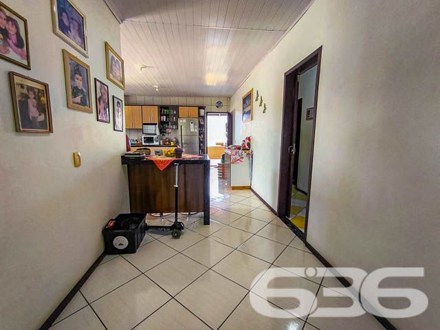 Ótima oportunidade para você que busca um imóvel completo e com excelente localização! Localizado no coração de Pirabeiraba, Joinville/SC, este sobrado único reúne tudo o que você precisa: conforto, espaço e um grande potencial para morar e investir.

Detalhes do Imóvel:
3 dormitórios, 1 suíte ampla e confortável.
5 banheiros, garantindo privacidade e praticidade.
Sala de estar e jantar integradas, trazendo charme e funcionalidade ao ambiente.
Cozinha espaçosa com móveis planejados, ideal para reunir a família e preparar refeições inesquecíveis.
Área de festas com churrasqueira, perfeita para momentos de lazer e confraternização.
Piscina privativa, proporcionando diversão e conforto nos dias quentes.
2 sacadas com vistas incríveis e espaço para relaxar.
Garagem para até 8 veículos, além de portão eletrônico para maior segurança.
Diferenciais que encantam:

Localização Estratégica:

Próximo a vias de acesso, transporte público, escolas, hospitais e comércios essenciais.
Rua pavimentada e segura, em um bairro tranquilo e valorizado de Joinville.
Oportunidade Imperdível:
Se você procura um imóvel completo, que une o conforto de uma casa espaçosa com a oportunidade de rendimento extra, este é o lugar ideal para você. Com acabamento impecável e todos os espaços pensados para o bem-estar da sua família, este sobrado é uma joia rara no mercado.

Agende agora mesmo uma visita e venha se encantar com o seu novo lar! Não perca a chance de investir em um imóvel que oferece qualidade de vida e segurança no melhor bairro de Joinville!

Para mais informações, entre em contato conosco. 636 Negócios Imobiliários: transformando sonhos em realidade há mais de 30 anos!
 
636 NEGÓCIOS IMOBILIÁRIOS: A SUA MELHOR ESCOLHA
Com mais de 30 anos de experiência, a 636 Negócios Imobiliários é sua parceira ideal para encontrar o imóvel perfeito. Estamos prontos para ajudá-lo a fazer deste imóvel o seu novo lar.
 
Telefone: (47) 3451-0636
WhatsApp: (47) 99190-0636
 
Não perca esta oportunidade única. Visite nosso site para mais informações: i636.com.br