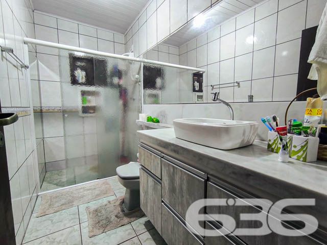 Ótima oportunidade para você que busca um imóvel completo e com excelente localização! Localizado no coração de Pirabeiraba, Joinville/SC, este sobrado único reúne tudo o que você precisa: conforto, espaço e um grande potencial para morar e investir.

Detalhes do Imóvel:
3 dormitórios, 1 suíte ampla e confortável.
5 banheiros, garantindo privacidade e praticidade.
Sala de estar e jantar integradas, trazendo charme e funcionalidade ao ambiente.
Cozinha espaçosa com móveis planejados, ideal para reunir a família e preparar refeições inesquecíveis.
Área de festas com churrasqueira, perfeita para momentos de lazer e confraternização.
Piscina privativa, proporcionando diversão e conforto nos dias quentes.
2 sacadas com vistas incríveis e espaço para relaxar.
Garagem para até 8 veículos, além de portão eletrônico para maior segurança.
Diferenciais que encantam:

Localização Estratégica:

Próximo a vias de acesso, transporte público, escolas, hospitais e comércios essenciais.
Rua pavimentada e segura, em um bairro tranquilo e valorizado de Joinville.
Oportunidade Imperdível:
Se você procura um imóvel completo, que une o conforto de uma casa espaçosa com a oportunidade de rendimento extra, este é o lugar ideal para você. Com acabamento impecável e todos os espaços pensados para o bem-estar da sua família, este sobrado é uma joia rara no mercado.

Agende agora mesmo uma visita e venha se encantar com o seu novo lar! Não perca a chance de investir em um imóvel que oferece qualidade de vida e segurança no melhor bairro de Joinville!

Para mais informações, entre em contato conosco. 636 Negócios Imobiliários: transformando sonhos em realidade há mais de 30 anos!
 
636 NEGÓCIOS IMOBILIÁRIOS: A SUA MELHOR ESCOLHA
Com mais de 30 anos de experiência, a 636 Negócios Imobiliários é sua parceira ideal para encontrar o imóvel perfeito. Estamos prontos para ajudá-lo a fazer deste imóvel o seu novo lar.
 
Telefone: (47) 3451-0636
WhatsApp: (47) 99190-0636
 
Não perca esta oportunidade única. Visite nosso site para mais informações: i636.com.br